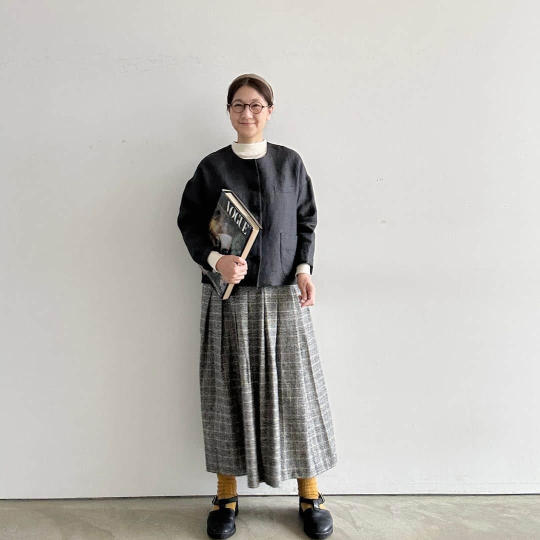 のインスタグラム：「. シーン問わず使える、優秀ジャケットとは？ 【HACHITEN 佐藤さん】 －－－－－－－－－  今回紹介するのは、 セットアップで楽しめるジャケット✨  HACHITEN・佐藤さんがこだわり抜いて 企画したアイテムです😊 ぜひコーデをご覧ください♪  おしゃれスタッフのワードローブ no.146 シーン問わず使える、優秀ジャケットとは？ 【HACHITEN 佐藤さん】 https://kinarino.jp/cat1/46870  ▶︎こちらの記事はキナリノアプリのトップページで掲載中です。 ▶キナリノアプリで「おしゃれスタッフのワードローブ」と検索！ ▶︎ダウンロードはプロフィールリンクから(@kinarino_official)  #ジャケット #着まわし #outfit #ootd #おしゃれ #丁寧な暮らし #暮らし #キナリノ」