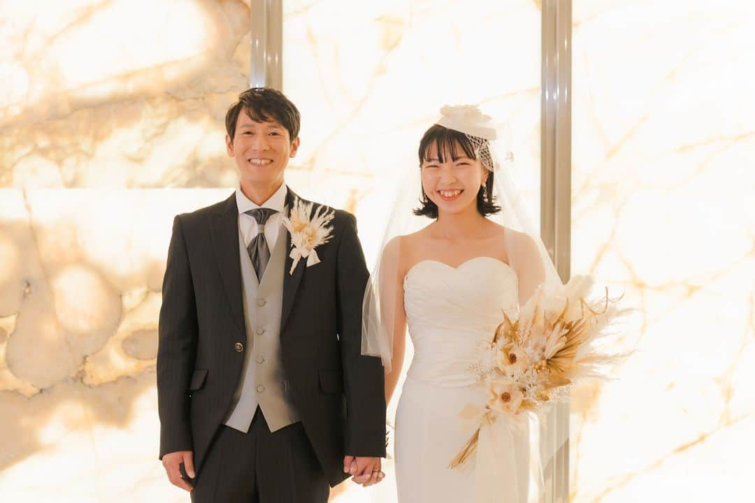 【公式】小さな結婚式さんのインスタグラム写真 - (【公式】小さな結婚式Instagram)「. @petit.wedding をフォローしてね♩ #小さな結婚式 をつけてのお写真投稿も大歓迎です♡ こちらの公式IGでリグラムさせていただきます＊ . ハイセンスなマーメイドドレスに トーク帽を合わせたおしゃれ花嫁さまと お揃いのブートニアを飾る新郎さま。 そしてお子様も可愛らしいドレスを着用して、 素敵な結婚式、そしてコーディネートとなりました。  . >>#小さな結婚式横浜店 . ——————— #petitwedding #ラヴィファクトリー #前撮り #結婚式 #プレ花嫁 #卒花 #家族婚 #少人数結婚式 #ウェディング #wedding #bridal #weddingdress #花嫁 #挙式 #結婚式準備 #式場探し #日本中のプレ花嫁さまと繋がりたい #結婚式の思い出に浸る会 #結婚準備 #横浜花嫁 #ウェディングフォト #花嫁コーディネート #花嫁コーデ #マーメイドドレス #トーク帽 #おしゃれ花嫁 #ウェディングコーディネート #家族婚」11月9日 17時00分 - petit.wedding