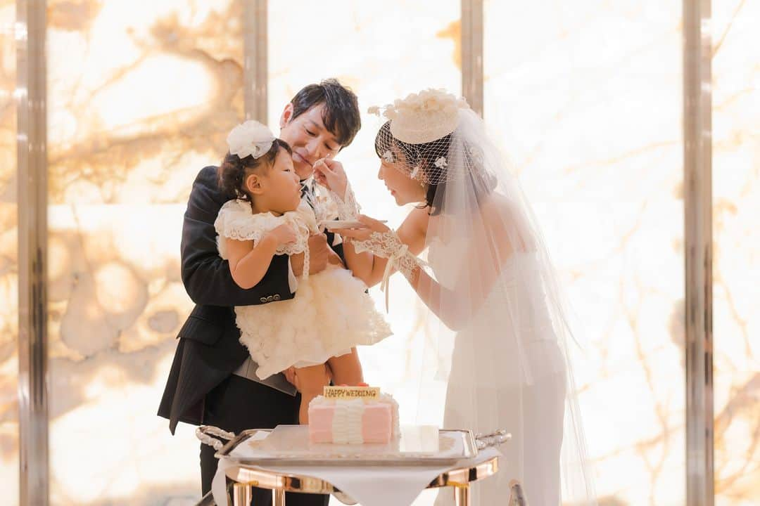 【公式】小さな結婚式さんのインスタグラム写真 - (【公式】小さな結婚式Instagram)「. @petit.wedding をフォローしてね♩ #小さな結婚式 をつけてのお写真投稿も大歓迎です♡ こちらの公式IGでリグラムさせていただきます＊ . ハイセンスなマーメイドドレスに トーク帽を合わせたおしゃれ花嫁さまと お揃いのブートニアを飾る新郎さま。 そしてお子様も可愛らしいドレスを着用して、 素敵な結婚式、そしてコーディネートとなりました。  . >>#小さな結婚式横浜店 . ——————— #petitwedding #ラヴィファクトリー #前撮り #結婚式 #プレ花嫁 #卒花 #家族婚 #少人数結婚式 #ウェディング #wedding #bridal #weddingdress #花嫁 #挙式 #結婚式準備 #式場探し #日本中のプレ花嫁さまと繋がりたい #結婚式の思い出に浸る会 #結婚準備 #横浜花嫁 #ウェディングフォト #花嫁コーディネート #花嫁コーデ #マーメイドドレス #トーク帽 #おしゃれ花嫁 #ウェディングコーディネート #家族婚」11月9日 17時00分 - petit.wedding