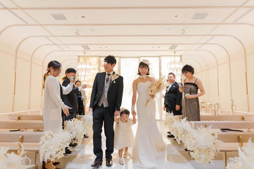 【公式】小さな結婚式さんのインスタグラム写真 - (【公式】小さな結婚式Instagram)「. @petit.wedding をフォローしてね♩ #小さな結婚式 をつけてのお写真投稿も大歓迎です♡ こちらの公式IGでリグラムさせていただきます＊ . ハイセンスなマーメイドドレスに トーク帽を合わせたおしゃれ花嫁さまと お揃いのブートニアを飾る新郎さま。 そしてお子様も可愛らしいドレスを着用して、 素敵な結婚式、そしてコーディネートとなりました。  . >>#小さな結婚式横浜店 . ——————— #petitwedding #ラヴィファクトリー #前撮り #結婚式 #プレ花嫁 #卒花 #家族婚 #少人数結婚式 #ウェディング #wedding #bridal #weddingdress #花嫁 #挙式 #結婚式準備 #式場探し #日本中のプレ花嫁さまと繋がりたい #結婚式の思い出に浸る会 #結婚準備 #横浜花嫁 #ウェディングフォト #花嫁コーディネート #花嫁コーデ #マーメイドドレス #トーク帽 #おしゃれ花嫁 #ウェディングコーディネート #家族婚」11月9日 17時00分 - petit.wedding