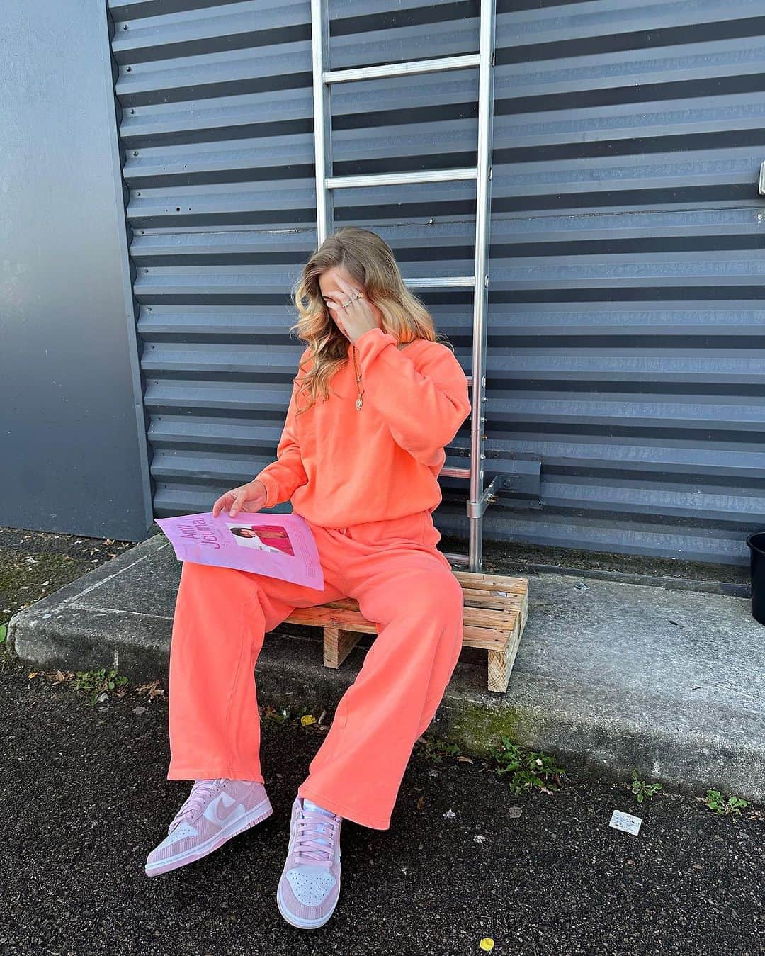 アメリカンビンテージさんのインスタグラム写真 - (アメリカンビンテージInstagram)「@bbofdaddy dy currently reading the first printed issue of the Amv Journal 💕🗞 Guess what: we're already working on the second edition, coming to you in December - stay tuned!  #americanvintage #amvjournal #amvfriends #joggers #fluo」11月9日 17時00分 - americanvintage_officiel