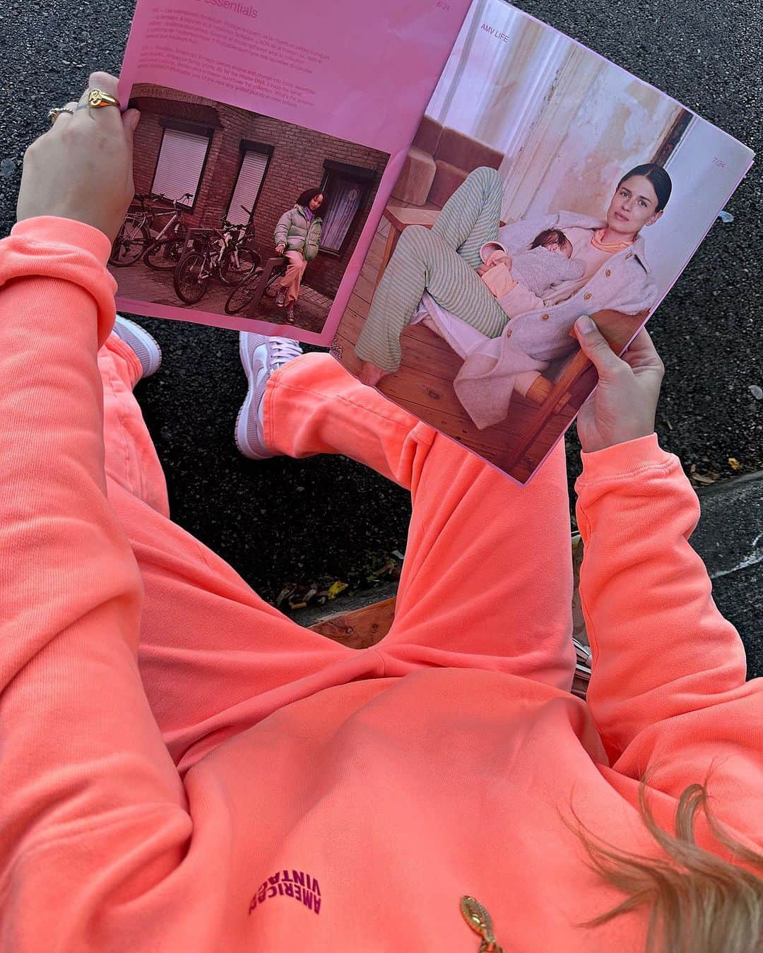 アメリカンビンテージさんのインスタグラム写真 - (アメリカンビンテージInstagram)「@bbofdaddy dy currently reading the first printed issue of the Amv Journal 💕🗞 Guess what: we're already working on the second edition, coming to you in December - stay tuned!  #americanvintage #amvjournal #amvfriends #joggers #fluo」11月9日 17時00分 - americanvintage_officiel