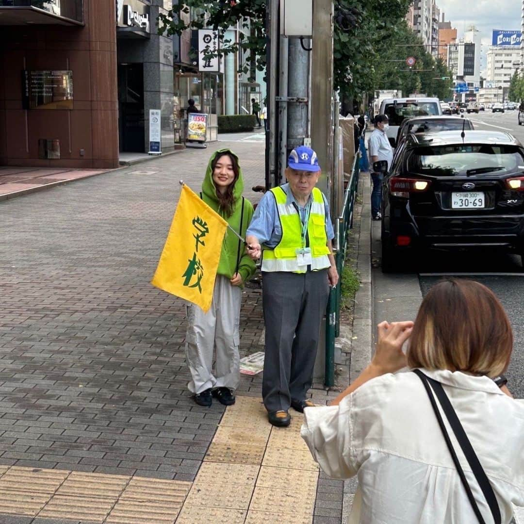 にしなのインスタグラム：「可愛いおじいちゃまとツーショット✌ 60%とのコラボグッズ今日の17:59までです〜👷🏻‍♂️   　　　 --------------- にしな×ASCLOコラボ フーディ GREEN / FREE / ¥9,790   にしな×ASCLOコラボ フリンジバッグ BLACK / FREE / ¥5,390   販売期間：〜11月9日(木) 17:59 ※予約販売のみ 購入場所：60% @sixtypercent_official  お届け予定日：2023年12月25日頃(予約数によって前後する可能性がございます。)」