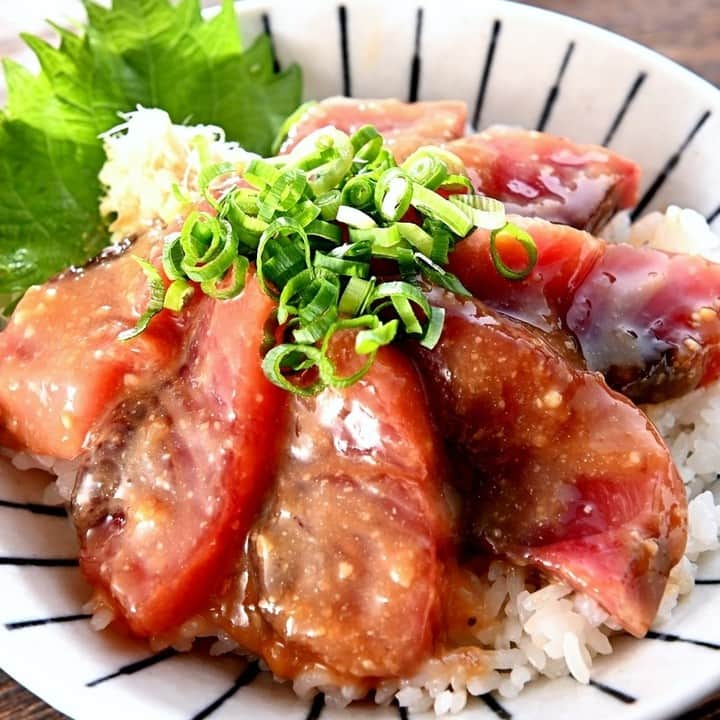 メシ通さんのインスタグラム写真 - (メシ通Instagram)「メシ通的戻りガツオのススメ  みなさん、旬のもの、食べてますか？ カツオの2度目の旬が到来しています 戻りガツオです 脂のってます お刺身とたたきを楽しんだら、 この丼もぜひ食べてください！  にんにく風味の濃厚みそだれに15分「戻りガツオのにんにくみそ漬け丼」即席だし汁で味変も妙味あり【魚屋三代目】https://www.hotpepper.jp/mesitsu/entry/sakanaya-sandaime/2023-00928  #メシ通 #mesitsu #戻りガツオのにんにくみそ漬け丼 #カツオ #カツオの刺身 #ご飯 #大葉 #ねぎ #おろししょうが #みりん #日本酒 #みそ #砂糖 #すりおろしにんにく #白だし #海鮮丼 #漬け #味噌漬け #戻りカツオ #おつまみ #ランチ #ディナー #おうちごはん #家飲み #自炊 #レシピ #魚屋三代目 #レシピブログ」11月9日 17時03分 - mesitsu