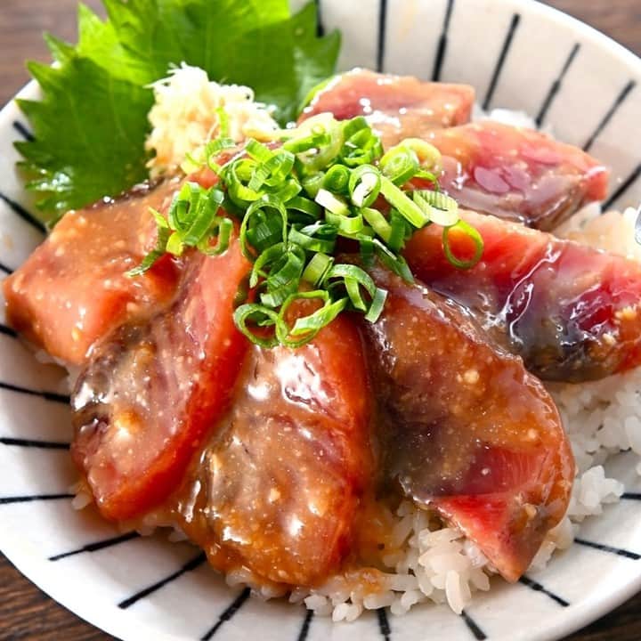 メシ通さんのインスタグラム写真 - (メシ通Instagram)「メシ通的戻りガツオのススメ  みなさん、旬のもの、食べてますか？ カツオの2度目の旬が到来しています 戻りガツオです 脂のってます お刺身とたたきを楽しんだら、 この丼もぜひ食べてください！  にんにく風味の濃厚みそだれに15分「戻りガツオのにんにくみそ漬け丼」即席だし汁で味変も妙味あり【魚屋三代目】https://www.hotpepper.jp/mesitsu/entry/sakanaya-sandaime/2023-00928  #メシ通 #mesitsu #戻りガツオのにんにくみそ漬け丼 #カツオ #カツオの刺身 #ご飯 #大葉 #ねぎ #おろししょうが #みりん #日本酒 #みそ #砂糖 #すりおろしにんにく #白だし #海鮮丼 #漬け #味噌漬け #戻りカツオ #おつまみ #ランチ #ディナー #おうちごはん #家飲み #自炊 #レシピ #魚屋三代目 #レシピブログ」11月9日 17時03分 - mesitsu