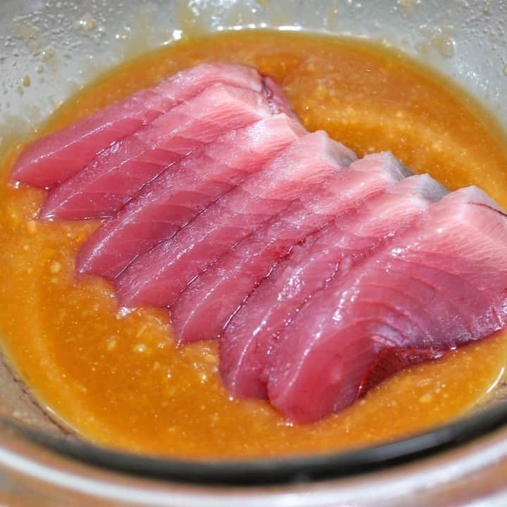 メシ通さんのインスタグラム写真 - (メシ通Instagram)「メシ通的戻りガツオのススメ  みなさん、旬のもの、食べてますか？ カツオの2度目の旬が到来しています 戻りガツオです 脂のってます お刺身とたたきを楽しんだら、 この丼もぜひ食べてください！  にんにく風味の濃厚みそだれに15分「戻りガツオのにんにくみそ漬け丼」即席だし汁で味変も妙味あり【魚屋三代目】https://www.hotpepper.jp/mesitsu/entry/sakanaya-sandaime/2023-00928  #メシ通 #mesitsu #戻りガツオのにんにくみそ漬け丼 #カツオ #カツオの刺身 #ご飯 #大葉 #ねぎ #おろししょうが #みりん #日本酒 #みそ #砂糖 #すりおろしにんにく #白だし #海鮮丼 #漬け #味噌漬け #戻りカツオ #おつまみ #ランチ #ディナー #おうちごはん #家飲み #自炊 #レシピ #魚屋三代目 #レシピブログ」11月9日 17時03分 - mesitsu