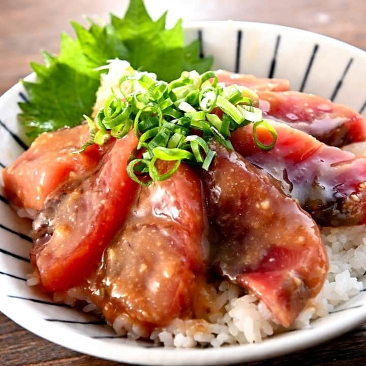 メシ通さんのインスタグラム写真 - (メシ通Instagram)「メシ通的戻りガツオのススメ  みなさん、旬のもの、食べてますか？ カツオの2度目の旬が到来しています 戻りガツオです 脂のってます お刺身とたたきを楽しんだら、 この丼もぜひ食べてください！  にんにく風味の濃厚みそだれに15分「戻りガツオのにんにくみそ漬け丼」即席だし汁で味変も妙味あり【魚屋三代目】https://www.hotpepper.jp/mesitsu/entry/sakanaya-sandaime/2023-00928  #メシ通 #mesitsu #戻りガツオのにんにくみそ漬け丼 #カツオ #カツオの刺身 #ご飯 #大葉 #ねぎ #おろししょうが #みりん #日本酒 #みそ #砂糖 #すりおろしにんにく #白だし #海鮮丼 #漬け #味噌漬け #戻りカツオ #おつまみ #ランチ #ディナー #おうちごはん #家飲み #自炊 #レシピ #魚屋三代目 #レシピブログ」11月9日 17時03分 - mesitsu