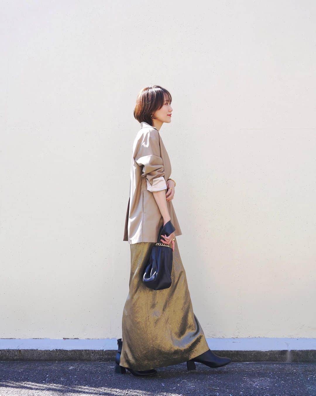 のインスタグラム：「ジャケットみたいなシャツみたいなスキッパーシャツ😌♡  👔…#chignon  skirt…#yae  👜…#enfas  👢…#orientaltraffic  bangle…#todayful  pierce…#9ban  💍…#cene  .」