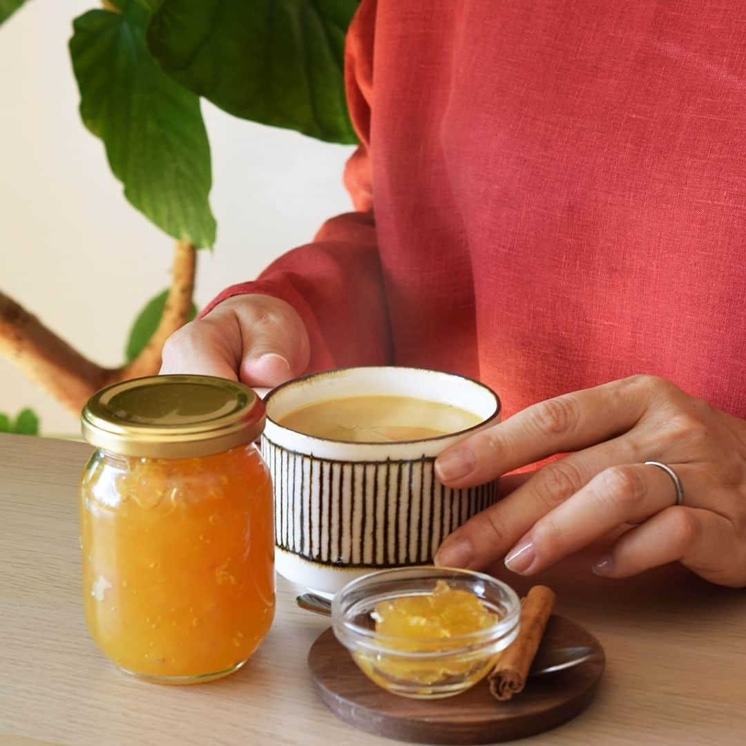 UCC上島珈琲のインスタグラム：「＼りんごの香りがうれしいアップルパイ風味コーヒー🍎／ 「🍎」をコメントして、秋を感じてね。  毎年この時期になると作りたくなるりんごジャム。 じっくり煮ていると、家の中が幸せなりんごの香りに満たされるの😍 …とはいえ、今年はちょっと作りすぎちゃった💦  「おっ、いいもの持ってる。ちょっとそのジャムここに入れてくれる？」 「え？コーヒーに入れるの？！ 」  シナモンの香り、バターのコクにりんごの爽やかな酸味。これは癒しのほっこりドリンク。あなた、さすがね💕 あー…バゲットも一緒に食べたくなってきちゃったな。  ┈┈┈┈┈┈┈ ❁ ❁ ❁┈┈┈┈┈┈┈┈ ＼秋の定番！りんごの香りを楽しめるコーヒー／ カップにりんごジャム、バター、シナモン（粉）を入れて、ホットコーヒーを注ぎ、ミルクフォーマーで泡立てれば完成！  #バター と #りんご と #シナモン はアップルパイの組み合わせ！相性バッチリ💯 熱めのホットコーヒーと合わせるとバターやりんごの風味をより一層楽しめます！ ┈┈┈┈┈┈┈ ❁ ❁ ❁┈┈┈┈┈┈┈┈  #りんごバターシナモンコーヒー を楽しみたい方は「UCC COFFEE MAGAZINE」でレシピをチェックしてみてくださいね🔍​ URLはこちら https://mystyle.ucc.co.jp/magazine/a_23572/  #豆村さんち #豆村さんちの母 #豆村さんちの父 #りんごバターシナモンコーヒー #アップルパイ風 #りんご #リンゴジャム #バター #シナモン #秋の味覚 #アレンジドリンク #アレンジコーヒー #コーヒー #コーヒーブレイク #コーヒータイム #ホットコーヒー #家淹れコーヒー #コーヒーのある暮らし #コーヒー好きな人と繋がりたい #コーヒー大好き #コーヒー豆 #コーヒー部 #coffee #ucc #ucc上島珈琲 #uccコーヒー」