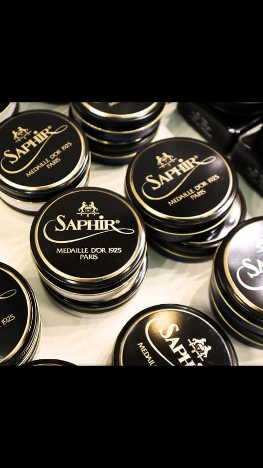 PR Sato Saphir（サフィール）のインスタグラム：「. 一般社団法人 日本皮革製品メンテナンス協会が開催する〈靴磨き選手権大会2023〉。 @shoe_shining_championship  いよいよ来週11/18(土)に、銀座三越にて決勝戦が開催されますね！ しのぎを削る戦いを制し、サフィールフレンズの3名が見事決勝戦進出を決めました。  『Boston&ReOlds』𠮷冨 純弘 @boston_reolds  『92-NINETYTWO-/Burie』安部 春輝 @harukiabe.official  『熊田靴店』熊田 圭一郎 @shoeshiner.bear  決勝戦を1週間後に控えた3名に直前インタビューを実施！  公式サイト『ShoesLife(シューズライフ)』をぜひご覧ください。 ‣https://shoeslife.jp/topics/shoeshine_championships2023-04/ ‣ハイライト『Friends』  靴のように光り輝く栄冠は誰の手に！ 靴磨きの魅力を堪能すると共に、新たなチャンピオンが輝く瞬間を見逃すのは厳禁ですよ！👞🇫🇷 . . . #shinewithsaphir #saphir #shoesnob #shoeshine #shoecare #leather #leatherwork #shoegram #革靴倶楽部 #革靴お手入れ #革靴コーデ #革靴自慢 #革靴男子 #革靴女子 #靴 #shoes #靴磨き部 #サフィール #サフィールノワール #ビーズワックスポリッシュ #シューケア #靴磨き #革靴馬鹿 #靴磨き選手権 #ハイシャイン #鏡面磨き #靴磨き大会 #靴磨き選手権大会2023」