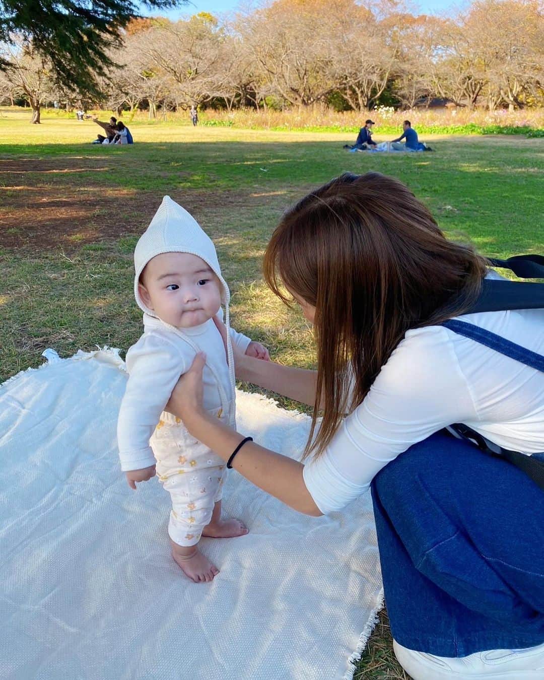 マイコ さんのインスタグラム写真 - (マイコ Instagram)「* ピクニックデビュー👶🏻🧺🌼 はじめてをクリアするたびに 自分もレベルアップ出来た気がして嬉しい🤭 産前に会ったぶりに ナナちゃん、タネタネちゃんに会えた✨ タネタネちゃん2人ともすっごくいい子で可愛くて ほんとに憧れ親子👩‍👧‍👧 一緒にピクニックありがとう☺️🩷🤍🌳 ・ ・ ・ ・ #生後6ヶ月#赤ちゃんのいる生活#ピクニック#外気浴#女の子ベビー」11月9日 17時09分 - maicorori