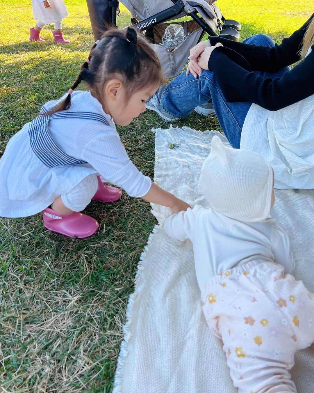 マイコ さんのインスタグラム写真 - (マイコ Instagram)「* ピクニックデビュー👶🏻🧺🌼 はじめてをクリアするたびに 自分もレベルアップ出来た気がして嬉しい🤭 産前に会ったぶりに ナナちゃん、タネタネちゃんに会えた✨ タネタネちゃん2人ともすっごくいい子で可愛くて ほんとに憧れ親子👩‍👧‍👧 一緒にピクニックありがとう☺️🩷🤍🌳 ・ ・ ・ ・ #生後6ヶ月#赤ちゃんのいる生活#ピクニック#外気浴#女の子ベビー」11月9日 17時09分 - maicorori