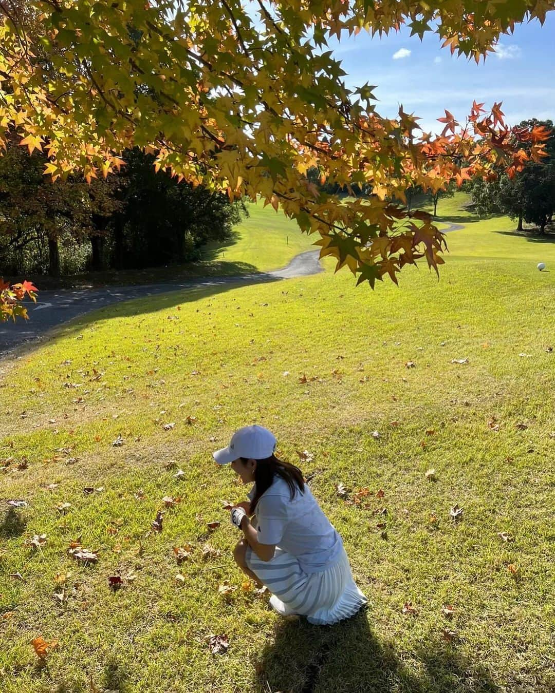 井上奈保さんのインスタグラム写真 - (井上奈保Instagram)「季節はずれの暑さが続いていて、11月にまだ半袖でゴルフするとは！ そして今更日焼け対策でフェイスカバーも登場させちゃった😂  #ゴルフ女子 #秋ゴルフ #giftedbyadidas」11月9日 17時10分 - inouenaho1207