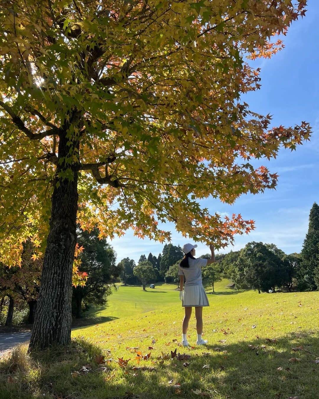井上奈保のインスタグラム：「季節はずれの暑さが続いていて、11月にまだ半袖でゴルフするとは！ そして今更日焼け対策でフェイスカバーも登場させちゃった😂  #ゴルフ女子 #秋ゴルフ #giftedbyadidas」