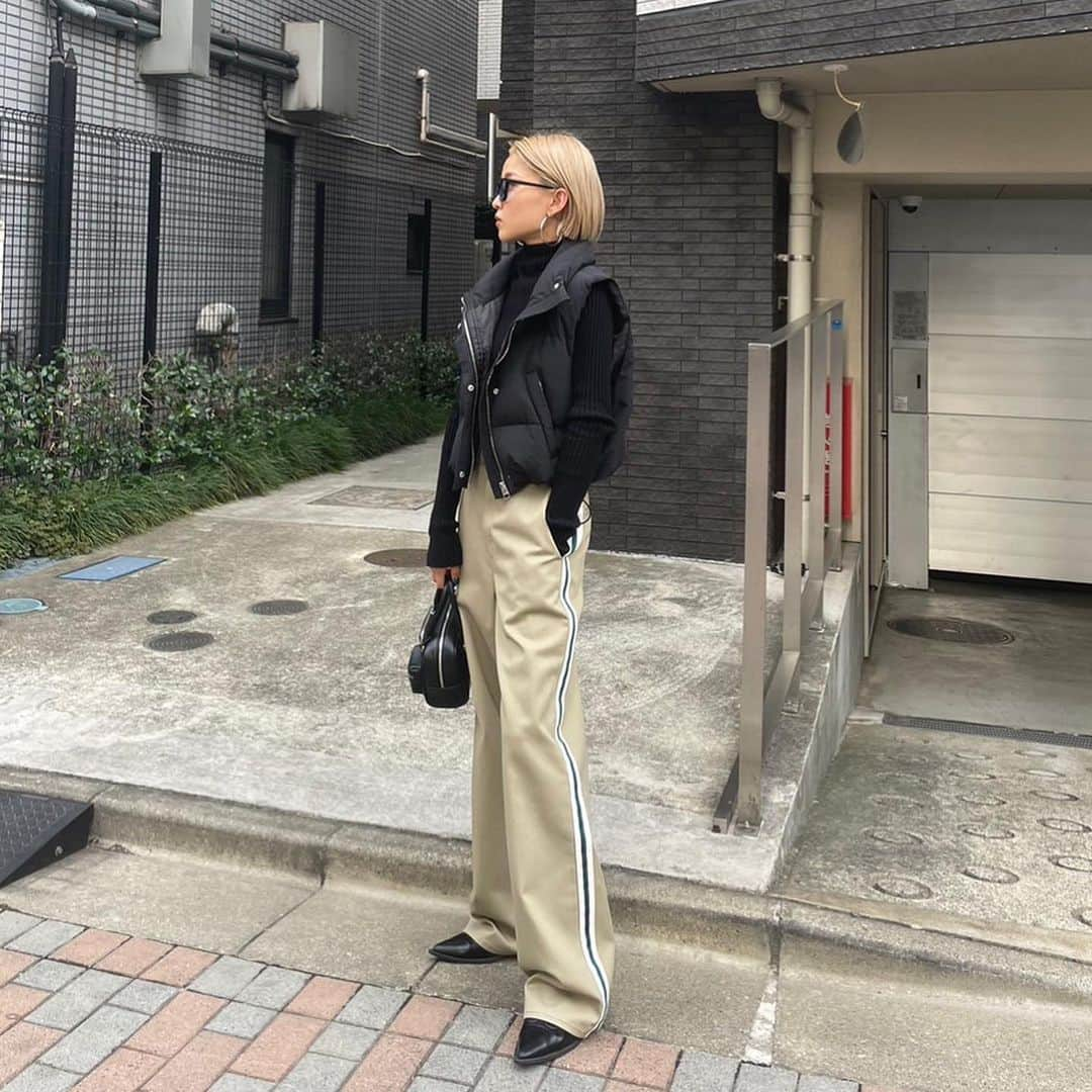 EMODA_LOOK BOOKさんのインスタグラム写真 - (EMODA_LOOK BOOKInstagram)「Dickies® | EMODA original item ＿＿＿＿＿＿＿＿＿＿＿＿＿＿＿＿＿＿＿＿＿＿＿＿ 毎回人気のDickies®とのオリジナルアイテムが秋冬ver.として登場。 サイドラインが今季らしいNEWデザイン。Dickies®ロゴがアクセントの折り返せるウエストラインがポイントのEMODAオリジナルパターンPANTS。 ＿＿＿＿＿＿＿＿＿＿＿＿＿＿＿＿＿＿＿＿＿＿＿＿ ・【DICKIES別注】SIDE LINE PANTS BLK,BEG,RED ￥19,800 tax'in  NAVYラインでさりげない差し色がコーデに溶け込む定番BLACK、GREENラインでボトム全体とのコントラストが映えるBEIGE、GRAYラインでシックなカラーの組み合わせがオシャレ見えするRED、の3色展開。 TCツイル生地：Dickies®の代名詞ともいうべき定番素材。ハリのある手触りと質感が特徴で耐久性があり汚れも落ちやすい特性。Dickies®らしい生地の張りを残しながら、洗い加工によるしなやかな風合いで着心地も良い仕上げに。  ■発売日程 ・2023.11.9(thu) EMODA全店舗・RUNWAYhannel にて発売  ＿＿＿＿＿＿＿＿＿＿＿＿＿＿＿＿＿＿＿＿＿＿＿＿  ■Dickies®( @dickies ) アメリカ・テキサス州の小さなオーバーオール会社からスタート。 そこから世界中で愛用される一大ブランドへと成長した背景には、創業から続く徹底した機能性へのこだわりがあります。 西海岸のスケーターたちが丈夫で価格の手ごろな「874」を愛用したことで、各分野のアーティストへも浸透。 世界各地のカルチャーシーンへと飛び火し、カジュアルファッションのブランドとしての地位を確立。 ヨーロッパ、アジア、南米、アフリカなど世界110カ国以上でDickies®ブランドの商品が販売されています。  ＿＿＿＿＿＿＿＿＿＿＿＿＿＿＿＿＿＿＿＿＿＿＿＿  プロフィール( @emoda_official )のURL&storiesからチェック✔  #EMODA #Dickies」11月9日 17時10分 - emoda_snap