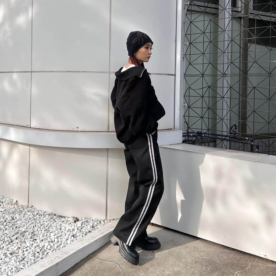 EMODA_LOOK BOOKさんのインスタグラム写真 - (EMODA_LOOK BOOKInstagram)「Dickies® | EMODA original item ＿＿＿＿＿＿＿＿＿＿＿＿＿＿＿＿＿＿＿＿＿＿＿＿ 毎回人気のDickies®とのオリジナルアイテムが秋冬ver.として登場。 サイドラインが今季らしいNEWデザイン。Dickies®ロゴがアクセントの折り返せるウエストラインがポイントのEMODAオリジナルパターンPANTS。 ＿＿＿＿＿＿＿＿＿＿＿＿＿＿＿＿＿＿＿＿＿＿＿＿ ・【DICKIES別注】SIDE LINE PANTS BLK,BEG,RED ￥19,800 tax'in  NAVYラインでさりげない差し色がコーデに溶け込む定番BLACK、GREENラインでボトム全体とのコントラストが映えるBEIGE、GRAYラインでシックなカラーの組み合わせがオシャレ見えするRED、の3色展開。 TCツイル生地：Dickies®の代名詞ともいうべき定番素材。ハリのある手触りと質感が特徴で耐久性があり汚れも落ちやすい特性。Dickies®らしい生地の張りを残しながら、洗い加工によるしなやかな風合いで着心地も良い仕上げに。  ■発売日程 ・2023.11.9(thu) EMODA全店舗・RUNWAYhannel にて発売  ＿＿＿＿＿＿＿＿＿＿＿＿＿＿＿＿＿＿＿＿＿＿＿＿  ■Dickies®( @dickies ) アメリカ・テキサス州の小さなオーバーオール会社からスタート。 そこから世界中で愛用される一大ブランドへと成長した背景には、創業から続く徹底した機能性へのこだわりがあります。 西海岸のスケーターたちが丈夫で価格の手ごろな「874」を愛用したことで、各分野のアーティストへも浸透。 世界各地のカルチャーシーンへと飛び火し、カジュアルファッションのブランドとしての地位を確立。 ヨーロッパ、アジア、南米、アフリカなど世界110カ国以上でDickies®ブランドの商品が販売されています。  ＿＿＿＿＿＿＿＿＿＿＿＿＿＿＿＿＿＿＿＿＿＿＿＿  プロフィール( @emoda_official )のURL&storiesからチェック✔  #EMODA #Dickies」11月9日 17時10分 - emoda_snap