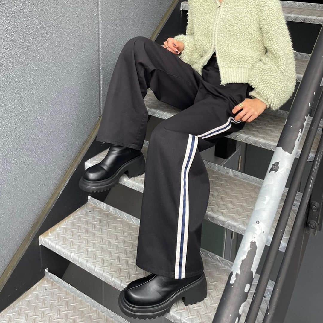 EMODA_LOOK BOOKさんのインスタグラム写真 - (EMODA_LOOK BOOKInstagram)「Dickies® | EMODA original item ＿＿＿＿＿＿＿＿＿＿＿＿＿＿＿＿＿＿＿＿＿＿＿＿ 毎回人気のDickies®とのオリジナルアイテムが秋冬ver.として登場。 サイドラインが今季らしいNEWデザイン。Dickies®ロゴがアクセントの折り返せるウエストラインがポイントのEMODAオリジナルパターンPANTS。 ＿＿＿＿＿＿＿＿＿＿＿＿＿＿＿＿＿＿＿＿＿＿＿＿ ・【DICKIES別注】SIDE LINE PANTS BLK,BEG,RED ￥19,800 tax'in  NAVYラインでさりげない差し色がコーデに溶け込む定番BLACK、GREENラインでボトム全体とのコントラストが映えるBEIGE、GRAYラインでシックなカラーの組み合わせがオシャレ見えするRED、の3色展開。 TCツイル生地：Dickies®の代名詞ともいうべき定番素材。ハリのある手触りと質感が特徴で耐久性があり汚れも落ちやすい特性。Dickies®らしい生地の張りを残しながら、洗い加工によるしなやかな風合いで着心地も良い仕上げに。  ■発売日程 ・2023.11.9(thu) EMODA全店舗・RUNWAYhannel にて発売  ＿＿＿＿＿＿＿＿＿＿＿＿＿＿＿＿＿＿＿＿＿＿＿＿  ■Dickies®( @dickies ) アメリカ・テキサス州の小さなオーバーオール会社からスタート。 そこから世界中で愛用される一大ブランドへと成長した背景には、創業から続く徹底した機能性へのこだわりがあります。 西海岸のスケーターたちが丈夫で価格の手ごろな「874」を愛用したことで、各分野のアーティストへも浸透。 世界各地のカルチャーシーンへと飛び火し、カジュアルファッションのブランドとしての地位を確立。 ヨーロッパ、アジア、南米、アフリカなど世界110カ国以上でDickies®ブランドの商品が販売されています。  ＿＿＿＿＿＿＿＿＿＿＿＿＿＿＿＿＿＿＿＿＿＿＿＿  プロフィール( @emoda_official )のURL&storiesからチェック✔  #EMODA #Dickies」11月9日 17時10分 - emoda_snap