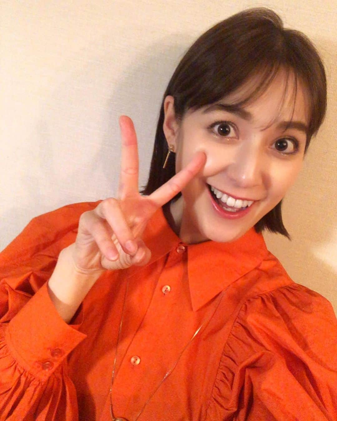 佐藤由季さんのインスタグラム写真 - (佐藤由季Instagram)「何人か気付いて下さって いるようですが😍 #私は気付かれると嬉しいタイプ 🙋‍♀️笑  先日、久しぶりに短くしました💇‍♀️ ５センチくらいは切ったかな💡 最近シャツがブームの私🫶 これからはハイネックも多くなる季節⛄️ マフラーもしたいし思い切っちゃいました！ カラーは #オリーブ 系 今回、前髪は切らずにちょっと伸ばして #シースルーバング を楽しみたいと思います #外ハネスタイル も、#ボブスタイル も ギリギリ結べるのも、よき♡ お馴染みの @garland__nakamura さん 今回もありがとうございました🙏  #カット #カラー  #ヘッドスパ も気持ち良かった🥰 #ボブ #ミディアムヘア  #いつもありがとうございます  #フリーアナウンサー  #佐藤由季  #BeforeAfter撮ってもらいました 👉swipe #今日は同じ美容室に行っている親友と会ってきたら私のすぐ後に行ったそう 🤭」11月9日 17時11分 - yukisato0710