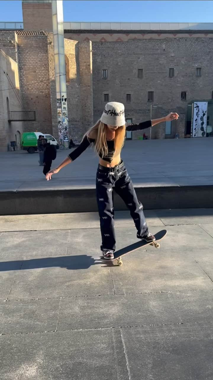 蘭のインスタグラム：「🇪🇸🌞✨  🤳 @androi_d_18  #barcelona#macba#skatergirl#skate#skatelife#womendoskate #ootd#skatergirlstyle#skategirlpower#skateeverydamnday#skateboardingisfun#outfit#skatestyle#girlsskate#pr#スケボー女子#ガールズスケーター」