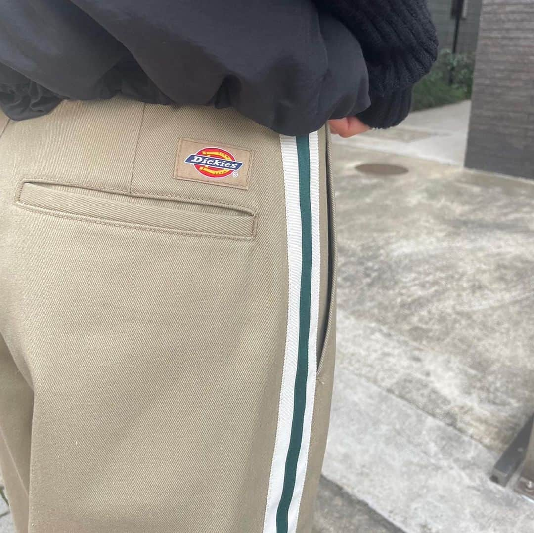 EMODA_LOOK BOOKさんのインスタグラム写真 - (EMODA_LOOK BOOKInstagram)「Dickies® | EMODA original item ＿＿＿＿＿＿＿＿＿＿＿＿＿＿＿＿＿＿＿＿＿＿＿＿ 毎回人気のDickies®とのオリジナルアイテムが秋冬ver.として登場。 サイドラインが今季らしいNEWデザイン。Dickies®ロゴがアクセントの折り返せるウエストラインがポイントのEMODAオリジナルパターンPANTS。 ＿＿＿＿＿＿＿＿＿＿＿＿＿＿＿＿＿＿＿＿＿＿＿＿ ・【DICKIES別注】SIDE LINE PANTS BLK,BEG,RED ￥19,800 tax'in  NAVYラインでさりげない差し色がコーデに溶け込む定番BLACK、GREENラインでボトム全体とのコントラストが映えるBEIGE、GRAYラインでシックなカラーの組み合わせがオシャレ見えするRED、の3色展開。 TCツイル生地：Dickies®の代名詞ともいうべき定番素材。ハリのある手触りと質感が特徴で耐久性があり汚れも落ちやすい特性。Dickies®らしい生地の張りを残しながら、洗い加工によるしなやかな風合いで着心地も良い仕上げに。  ■発売日程 ・2023.11.9(thu) EMODA全店舗・RUNWAYhannel にて発売  ＿＿＿＿＿＿＿＿＿＿＿＿＿＿＿＿＿＿＿＿＿＿＿＿  ■Dickies®( @dickies ) アメリカ・テキサス州の小さなオーバーオール会社からスタート。 そこから世界中で愛用される一大ブランドへと成長した背景には、創業から続く徹底した機能性へのこだわりがあります。 西海岸のスケーターたちが丈夫で価格の手ごろな「874」を愛用したことで、各分野のアーティストへも浸透。 世界各地のカルチャーシーンへと飛び火し、カジュアルファッションのブランドとしての地位を確立。 ヨーロッパ、アジア、南米、アフリカなど世界110カ国以上でDickies®ブランドの商品が販売されています。  ＿＿＿＿＿＿＿＿＿＿＿＿＿＿＿＿＿＿＿＿＿＿＿＿  プロフィール( @emoda_official )のURL&storiesからチェック✔  #EMODA #Dickies」11月9日 17時12分 - emoda_snap