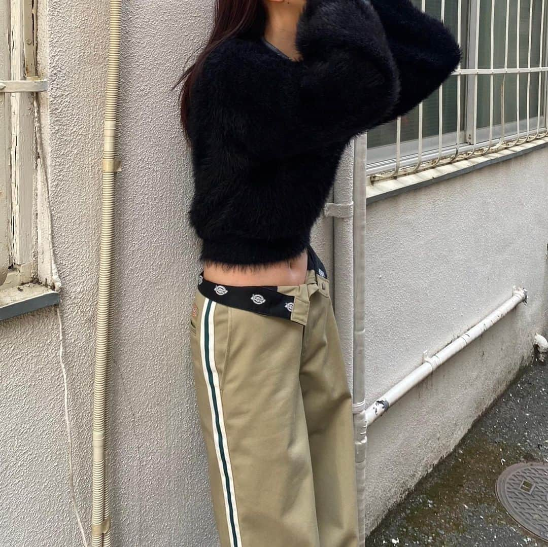 EMODA_LOOK BOOKさんのインスタグラム写真 - (EMODA_LOOK BOOKInstagram)「Dickies® | EMODA original item ＿＿＿＿＿＿＿＿＿＿＿＿＿＿＿＿＿＿＿＿＿＿＿＿ 毎回人気のDickies®とのオリジナルアイテムが秋冬ver.として登場。 サイドラインが今季らしいNEWデザイン。Dickies®ロゴがアクセントの折り返せるウエストラインがポイントのEMODAオリジナルパターンPANTS。 ＿＿＿＿＿＿＿＿＿＿＿＿＿＿＿＿＿＿＿＿＿＿＿＿ ・【DICKIES別注】SIDE LINE PANTS BLK,BEG,RED ￥19,800 tax'in  NAVYラインでさりげない差し色がコーデに溶け込む定番BLACK、GREENラインでボトム全体とのコントラストが映えるBEIGE、GRAYラインでシックなカラーの組み合わせがオシャレ見えするRED、の3色展開。 TCツイル生地：Dickies®の代名詞ともいうべき定番素材。ハリのある手触りと質感が特徴で耐久性があり汚れも落ちやすい特性。Dickies®らしい生地の張りを残しながら、洗い加工によるしなやかな風合いで着心地も良い仕上げに。  ■発売日程 ・2023.11.9(thu) EMODA全店舗・RUNWAYhannel にて発売  ＿＿＿＿＿＿＿＿＿＿＿＿＿＿＿＿＿＿＿＿＿＿＿＿  ■Dickies®( @dickies ) アメリカ・テキサス州の小さなオーバーオール会社からスタート。 そこから世界中で愛用される一大ブランドへと成長した背景には、創業から続く徹底した機能性へのこだわりがあります。 西海岸のスケーターたちが丈夫で価格の手ごろな「874」を愛用したことで、各分野のアーティストへも浸透。 世界各地のカルチャーシーンへと飛び火し、カジュアルファッションのブランドとしての地位を確立。 ヨーロッパ、アジア、南米、アフリカなど世界110カ国以上でDickies®ブランドの商品が販売されています。  ＿＿＿＿＿＿＿＿＿＿＿＿＿＿＿＿＿＿＿＿＿＿＿＿  プロフィール( @emoda_official )のURL&storiesからチェック✔  #EMODA #Dickies」11月9日 17時12分 - emoda_snap