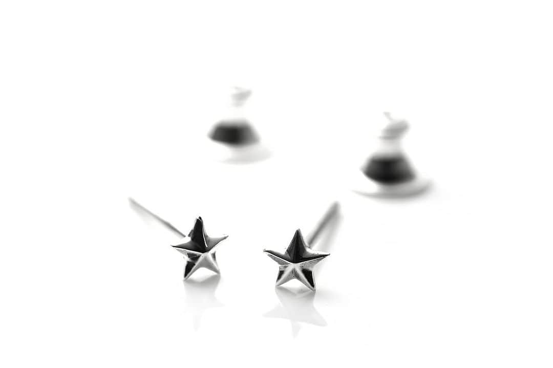 プエルタ・デル・ソルのインスタグラム：「♙ ♜ ♝ ♞ ♛ ♚ 【Small Star Pierce】 極限までサイズダウンされたスターピアス✴︎✴︎✴︎  ２個セットなので、ペアや複数ピアスをつけられている方にもオススメです✴︎✴︎✴︎  チタンポストなのでファーストピアスにも◎  PC867/¥11,000  恵比寿店とオンラインストアでは、11,000円以上お買い上げのお客様にロゴステッカープレゼント中です︎︎︎︎︎✴︎✴︎✴︎  #PUERTADELSOL #プエルタ #プエルタデルソル #accessory  #jewelry #ジュエリー #アクセサリー #メンズアクセサリー #madeinjapan  #fashion   #恵比寿 /03-5489-9470 @puertadelsol_official  #大阪 /06-6136-5345  @puertadelsol_osaka」