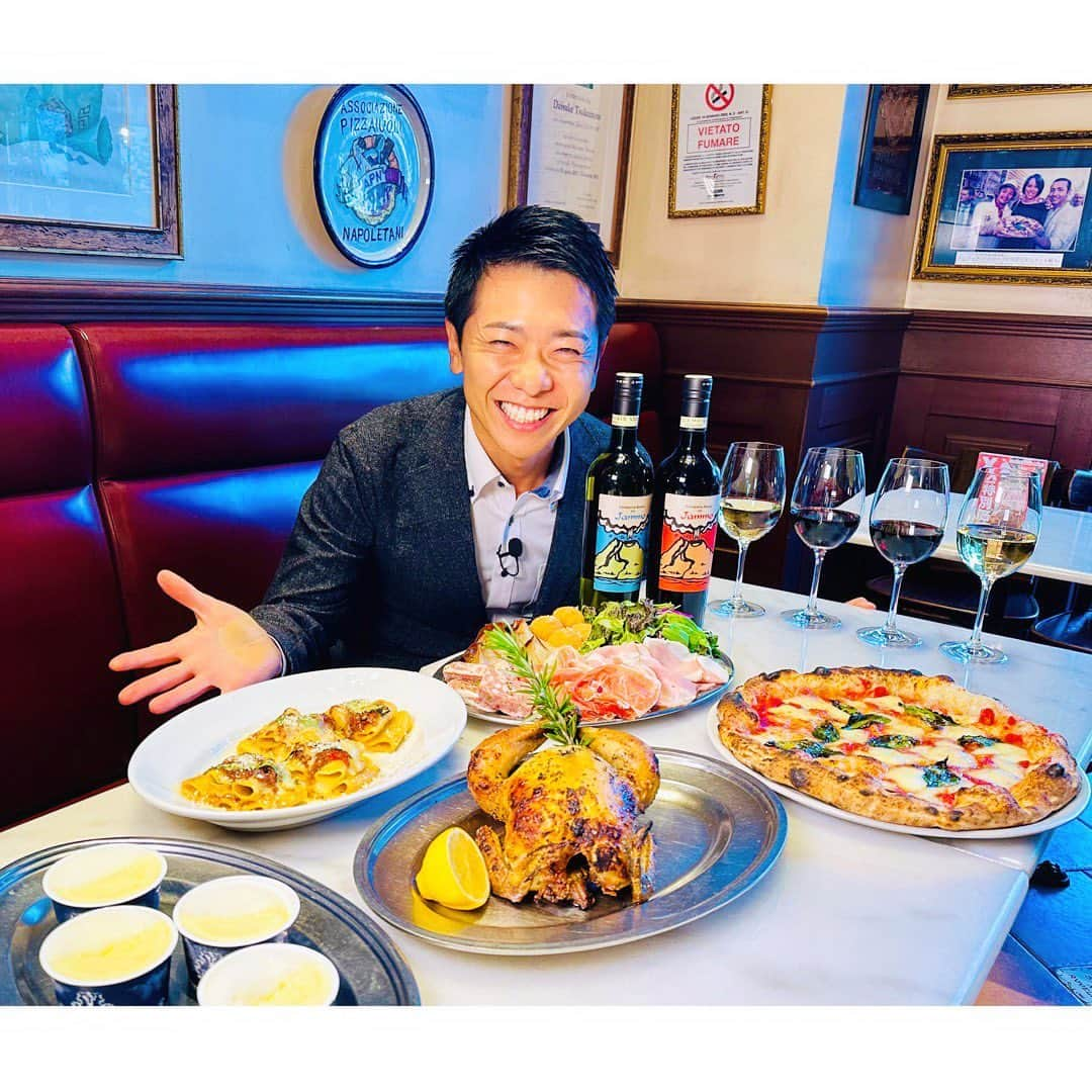 上坂嵩のインスタグラム：「🎅🍗🍷 . 名古屋駅周辺は、きのう一斉に #クリスマスイルミネーション が点灯🎄 . 街がクリスマスムードとなるなか #クリスマス のフードメニューを取材‼️ . #大名古屋ビルヂング にある 「SOLO PIZZA Napoletana 名古屋駅店」で #釜焼きチキン 🍗をいただきました😋 . 外の皮はパリッ！中の身はしっとりジューシー！ やっぱりクリスマスはチキンですね🎅 . . #ドデスカ #ドデスカプラス #ドデスカ＋ #メーテレ #アップ #アナウンサー #フィールドキャスター #ニュースワード #SDGsビジネスマスター #社会調査士 #スピーチコンサルタント #スピーチ #トーク #話し方 #スピーチトレーナー #スピーチライター #上坂嵩」