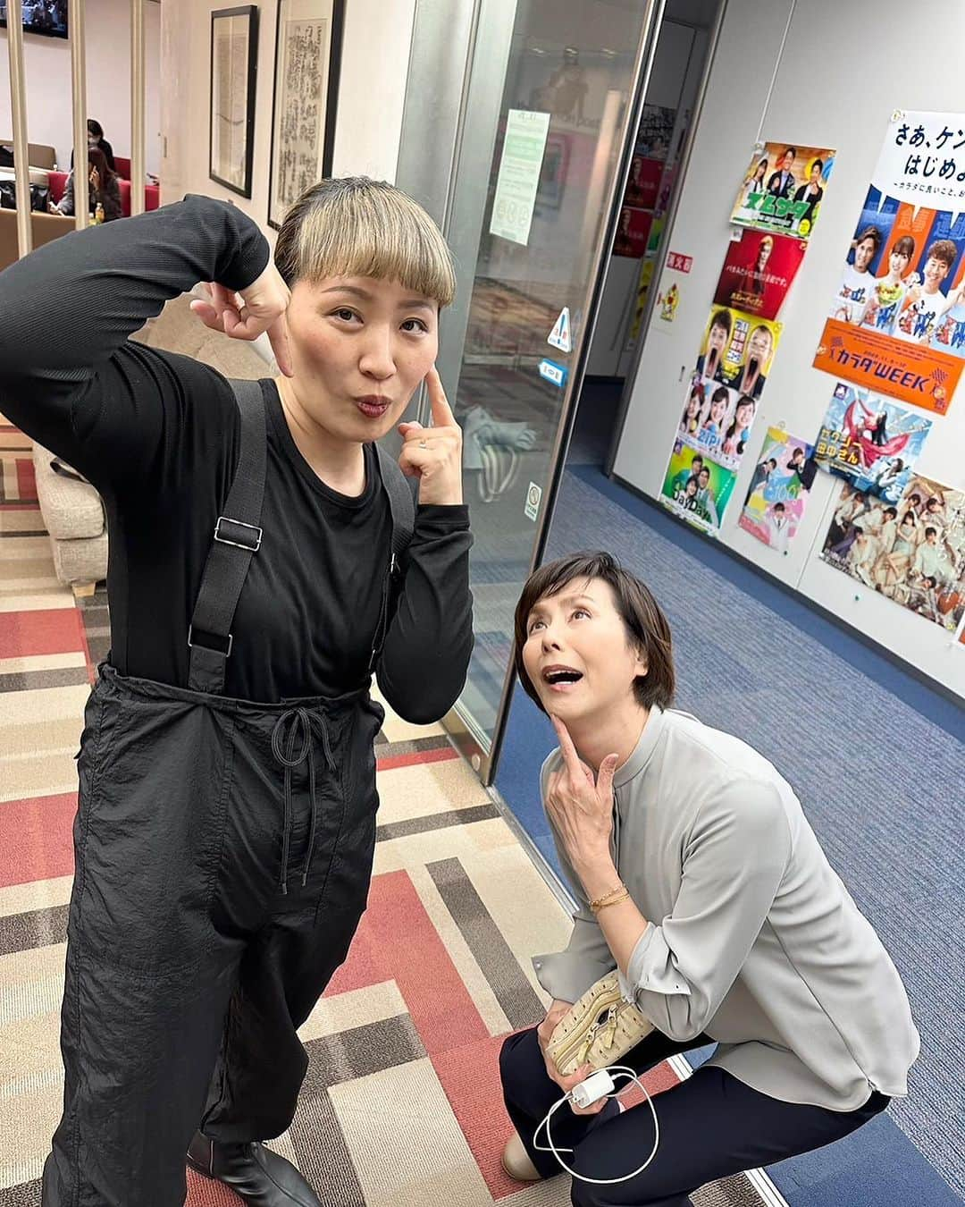 丸山桂里奈のインスタグラム：「収録終わりにバッタリ陣内さん🙆‍♀️本当に私毎日ソラジローて耳で聞いてるのでとにかくいつも耳を持っていく陣内さん。 そしてずっと逆上がりができない陣内さん。最近お散歩行ったときに鉄棒があり、私も本並さんも何十年ぶりにやりました。てか、たぶん小中以来ぐらい久しぶりでした。昔は片足かけてぐるぐるしたり手放ししたりよくやってましたー。今は大人だしなかなかやることなくて、やってみたら体が重たすぎてやばかったー🤦🤦🤦 なんとかできました笑それからすぐに陣内さんにメールし動画を送信📤 参りましたーの写真です🙆‍♀️私はだいぶ上からではありますが、逆上がりできるから、この時は🙆‍♀️✨ でも本並さんが逆上がりした日から翌日まで体調悪くなり、三半規管が激弱なので😨😨😨なのでとにもかくにも懐かしいできてよかったと引き換えに痛すぎる体調不良になりました笑 もうやらないて言ってました🙇‍♀️ 私も体重くて一瞬空間止まったもん🥲 いつ会っても陣内さんはあたたかく見守ってくれるお母さんみたいな存在です🥹愛がある人が近くにいてくれて嬉しいです。スポーツは違えどアスリートていいなていつも思えます‼️て、あたしアスリートだったけ？わからん🤷🏻‍♂️ 陣内さんとは色んな場所で繋がってます。アスリートの大先輩がテレビの世界にいてくれることが安心します。最高の場所です📺 次は一緒に逆上がりしましょうね🙆‍♀️✨  #陣内さん #ソラジロー #バトミントン姉さん #本並さんがそう呼ぶ #ほぼ同年齢 #めちゃ若い2人 #大好きなアスリート大先輩 #背中追いかけます #いつもあたたかい #ありがとうございます #早くご飯いきましょう #いい意味で #インスタバエ」