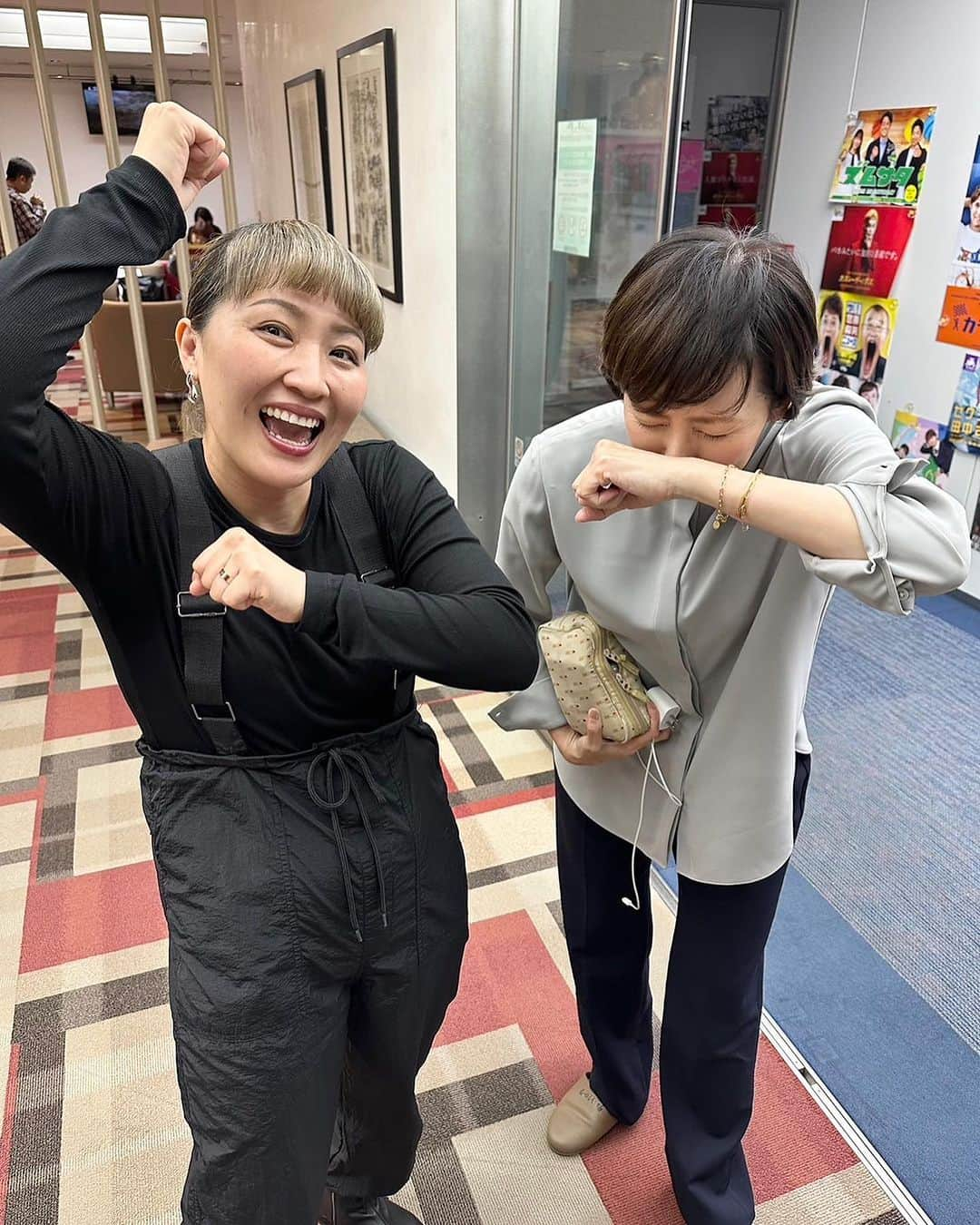 丸山桂里奈さんのインスタグラム写真 - (丸山桂里奈Instagram)「収録終わりにバッタリ陣内さん🙆‍♀️本当に私毎日ソラジローて耳で聞いてるのでとにかくいつも耳を持っていく陣内さん。 そしてずっと逆上がりができない陣内さん。最近お散歩行ったときに鉄棒があり、私も本並さんも何十年ぶりにやりました。てか、たぶん小中以来ぐらい久しぶりでした。昔は片足かけてぐるぐるしたり手放ししたりよくやってましたー。今は大人だしなかなかやることなくて、やってみたら体が重たすぎてやばかったー🤦🤦🤦 なんとかできました笑それからすぐに陣内さんにメールし動画を送信📤 参りましたーの写真です🙆‍♀️私はだいぶ上からではありますが、逆上がりできるから、この時は🙆‍♀️✨ でも本並さんが逆上がりした日から翌日まで体調悪くなり、三半規管が激弱なので😨😨😨なのでとにもかくにも懐かしいできてよかったと引き換えに痛すぎる体調不良になりました笑 もうやらないて言ってました🙇‍♀️ 私も体重くて一瞬空間止まったもん🥲 いつ会っても陣内さんはあたたかく見守ってくれるお母さんみたいな存在です🥹愛がある人が近くにいてくれて嬉しいです。スポーツは違えどアスリートていいなていつも思えます‼️て、あたしアスリートだったけ？わからん🤷🏻‍♂️ 陣内さんとは色んな場所で繋がってます。アスリートの大先輩がテレビの世界にいてくれることが安心します。最高の場所です📺 次は一緒に逆上がりしましょうね🙆‍♀️✨  #陣内さん #ソラジロー #バトミントン姉さん #本並さんがそう呼ぶ #ほぼ同年齢 #めちゃ若い2人 #大好きなアスリート大先輩 #背中追いかけます #いつもあたたかい #ありがとうございます #早くご飯いきましょう #いい意味で #インスタバエ」11月9日 17時17分 - karinamaruyama