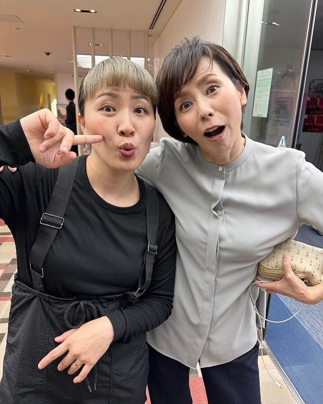 丸山桂里奈さんのインスタグラム写真 - (丸山桂里奈Instagram)「収録終わりにバッタリ陣内さん🙆‍♀️本当に私毎日ソラジローて耳で聞いてるのでとにかくいつも耳を持っていく陣内さん。 そしてずっと逆上がりができない陣内さん。最近お散歩行ったときに鉄棒があり、私も本並さんも何十年ぶりにやりました。てか、たぶん小中以来ぐらい久しぶりでした。昔は片足かけてぐるぐるしたり手放ししたりよくやってましたー。今は大人だしなかなかやることなくて、やってみたら体が重たすぎてやばかったー🤦🤦🤦 なんとかできました笑それからすぐに陣内さんにメールし動画を送信📤 参りましたーの写真です🙆‍♀️私はだいぶ上からではありますが、逆上がりできるから、この時は🙆‍♀️✨ でも本並さんが逆上がりした日から翌日まで体調悪くなり、三半規管が激弱なので😨😨😨なのでとにもかくにも懐かしいできてよかったと引き換えに痛すぎる体調不良になりました笑 もうやらないて言ってました🙇‍♀️ 私も体重くて一瞬空間止まったもん🥲 いつ会っても陣内さんはあたたかく見守ってくれるお母さんみたいな存在です🥹愛がある人が近くにいてくれて嬉しいです。スポーツは違えどアスリートていいなていつも思えます‼️て、あたしアスリートだったけ？わからん🤷🏻‍♂️ 陣内さんとは色んな場所で繋がってます。アスリートの大先輩がテレビの世界にいてくれることが安心します。最高の場所です📺 次は一緒に逆上がりしましょうね🙆‍♀️✨  #陣内さん #ソラジロー #バトミントン姉さん #本並さんがそう呼ぶ #ほぼ同年齢 #めちゃ若い2人 #大好きなアスリート大先輩 #背中追いかけます #いつもあたたかい #ありがとうございます #早くご飯いきましょう #いい意味で #インスタバエ」11月9日 17時17分 - karinamaruyama