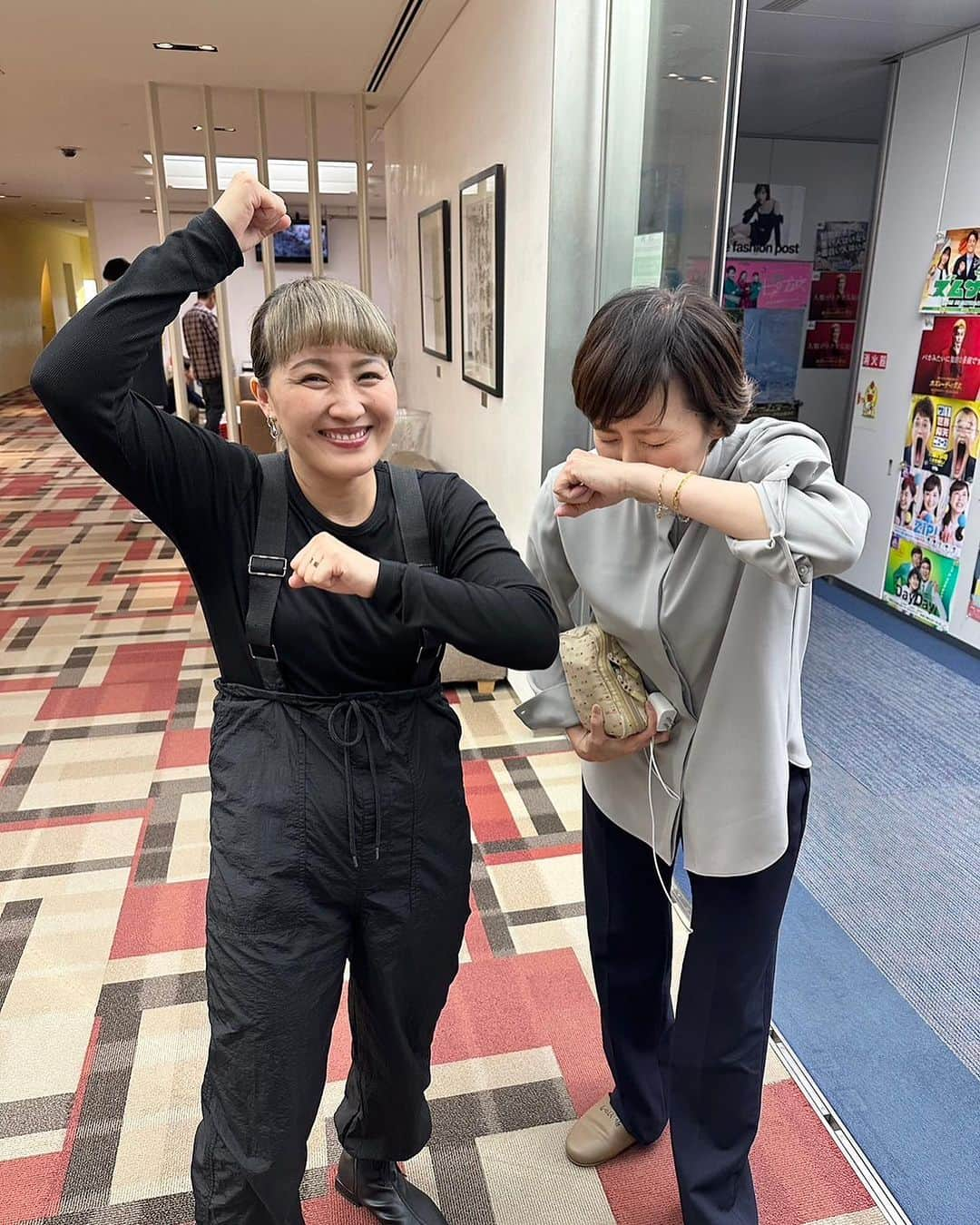 丸山桂里奈さんのインスタグラム写真 - (丸山桂里奈Instagram)「収録終わりにバッタリ陣内さん🙆‍♀️本当に私毎日ソラジローて耳で聞いてるのでとにかくいつも耳を持っていく陣内さん。 そしてずっと逆上がりができない陣内さん。最近お散歩行ったときに鉄棒があり、私も本並さんも何十年ぶりにやりました。てか、たぶん小中以来ぐらい久しぶりでした。昔は片足かけてぐるぐるしたり手放ししたりよくやってましたー。今は大人だしなかなかやることなくて、やってみたら体が重たすぎてやばかったー🤦🤦🤦 なんとかできました笑それからすぐに陣内さんにメールし動画を送信📤 参りましたーの写真です🙆‍♀️私はだいぶ上からではありますが、逆上がりできるから、この時は🙆‍♀️✨ でも本並さんが逆上がりした日から翌日まで体調悪くなり、三半規管が激弱なので😨😨😨なのでとにもかくにも懐かしいできてよかったと引き換えに痛すぎる体調不良になりました笑 もうやらないて言ってました🙇‍♀️ 私も体重くて一瞬空間止まったもん🥲 いつ会っても陣内さんはあたたかく見守ってくれるお母さんみたいな存在です🥹愛がある人が近くにいてくれて嬉しいです。スポーツは違えどアスリートていいなていつも思えます‼️て、あたしアスリートだったけ？わからん🤷🏻‍♂️ 陣内さんとは色んな場所で繋がってます。アスリートの大先輩がテレビの世界にいてくれることが安心します。最高の場所です📺 次は一緒に逆上がりしましょうね🙆‍♀️✨  #陣内さん #ソラジロー #バトミントン姉さん #本並さんがそう呼ぶ #ほぼ同年齢 #めちゃ若い2人 #大好きなアスリート大先輩 #背中追いかけます #いつもあたたかい #ありがとうございます #早くご飯いきましょう #いい意味で #インスタバエ」11月9日 17時17分 - karinamaruyama