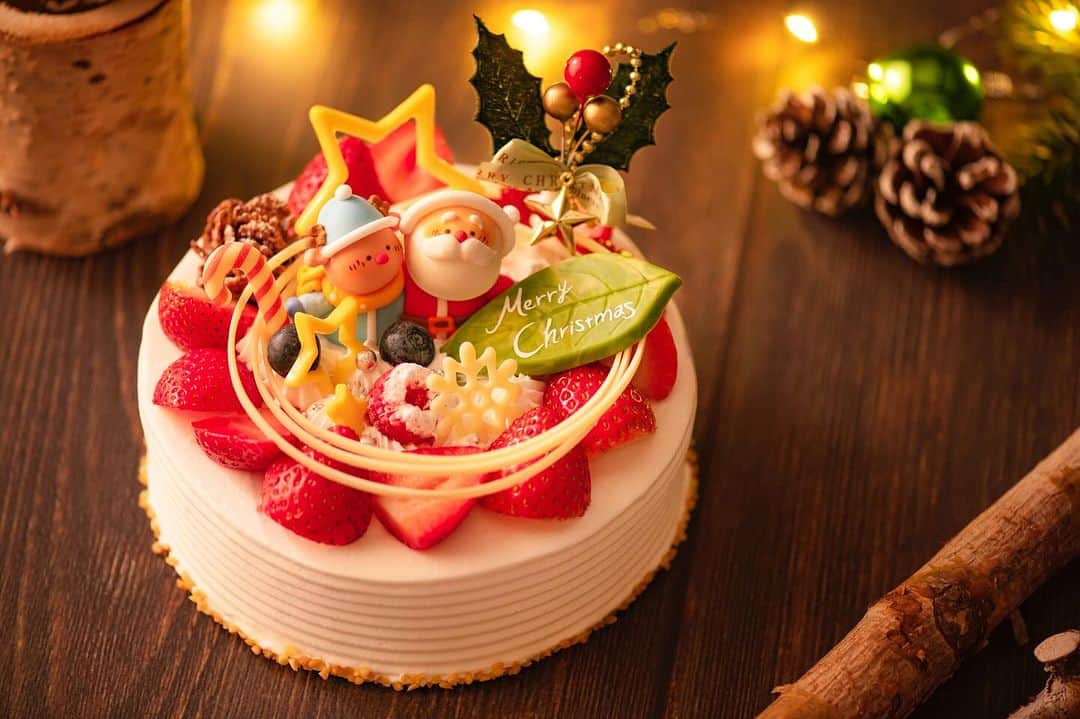 ヒルトン東京ベイ Hilton Tokyo Bayのインスタグラム：「2023年版として登場！ふわっとしたくちどけで甘さ控えめのショートケーキ🍰  ヒルトン東京ベイでは、クリスマスケーキ全5種の予約を開始しました♪ 今回はホテル自慢の「クリスマス・ストロベリー・ショートケーキ」を紹介します🎅  ふわっとしたくちどけのスポンジ、甘さ控えめなホイップクリーム、そして苺を惜しむことなくふんだんに使用したヒルトン東京ベイ自慢のクリスマスショートケーキです🎄 クリスマスリースをイメージしたデザインのケーキの真ん中には、可愛らしいサンタクロースとトナカイが並んでおり、それらを囲むようにたくさんの可愛らしいオーナメントや苺を飾りました🍓  ・料金: 6,800円  ・サイズ: 直径15cm×高さ11cm  ・販売台数: 150台   ご予約・詳細はプロフィールから公式HPへ @hiltontokyobay   【クリスマスケーキ販売詳細】  予約期間: 2023年10月13日(金)～12月22日(金)   受取時間: 2023年12月8日(金)～12月25日(月) 11:00～22:00  販売場所: ロビー階 「フレッシュ・コネクション」  ※ご予約はウェブサイトより、事前決済にて承ります  ※受取りの3日前までのご予約をお願いいたします(シグネチャーケーキのみ受取4日前までのご予約)  ※表示料金には税金が含まれます  ※商品がなくなり次第、販売を終了いたします   #ヒルトン東京ベイ #東京ディズニーリゾート #舞浜 #ホテル #リゾートホテル #クリスマスケーキ #クリスマスケーキ2023 #クリスマス #ケーキ #クリスマスプレゼント #ショートケーキ #いちご #手土産 #贈り物 #クリスマスケーキ予約 #クリスマスパーティー #おうちクリスマス #🍰 # 🍓 #スイーツ  #hiltontokobay #hilton #tokyodisneyresort #maihama #Christmas #Christmascake #Xmas #sweets #holiday #hotel」
