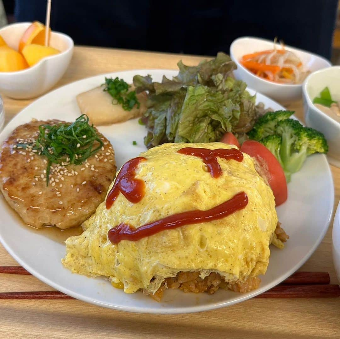 コンサドーレ札幌のインスタグラム：「#しまふく寮通信   いつの日かのランチはオムライスと鶏バーグ🐓  トーヤくんはケチャップで可愛くスマイルを描いたり。  ババくんはなぜか。  つ　よ　し　と書いてみたり😋  ショウタくんは大好きなババくんを思い出しながら。  ば　び　ー　と書こうと思ったら。  ば　み　になっていたり💦  シンゴくんは男らしくシャシャシャ〜と波打ってみたり。  オムライス食べる前から楽しい時間をおすそ分けしてくれました🐣  #consadole #コンサドーレ #北海道グルメ #サッカー選手ごはん #北海道 #hokkaido #食育 #食トレ #アスリートごはん #身体づくり #みんなのよい食親善大使 #アスリートフードマイスター #松浦沙耶花 #献立 #献立ノート #オムライス #オムライスランチ #ケチャップ #ケチャップアート #鶏バーグ」