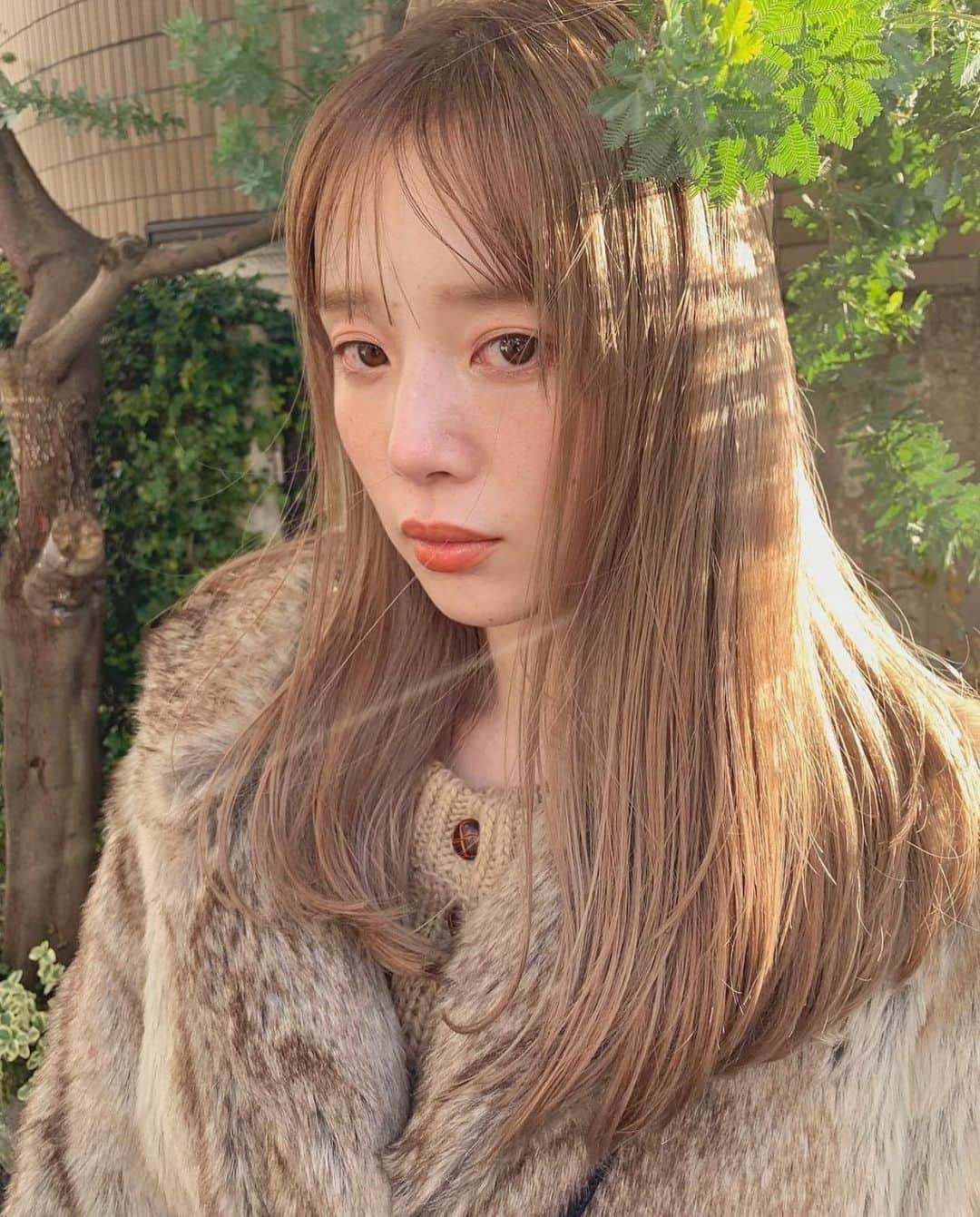 兼井遼のインスタグラム：「ミルクティーグレージュ＊  柔らかくほつれるヘア😌  ツヤのある 暗くても透明のある カラーならお任せください☺️  11月のご予約も まだまだお取りできます🙇🏻  ご質問などは コメントにてお問い合わせください！😌  #ケアカラー  #ヘアアレンジ  #ケアダブルカラー  #巻き方  #髪質改善カラー  #イルミナカラー  #ミルクティーベージュ #グレージュ  #ケアブリーチ  #ハイライトカラー  #ハイトーンカラー  #ブリーチ  #ダブルカラー   #インナーカラー  #オリーブアッシュ  #グラデーションカラー  #グレージュカラー  #ツヤトーン  #パーマ  #艶髪  #外国人風  #髪質改善トリートメント  #くびれヘア  #シースルーバング  #髪質改善  #ラベンダーグレージュ  #オリーブグレージュ  #トリートメント  #ヘアアクセサリー　#インナーハイライト」