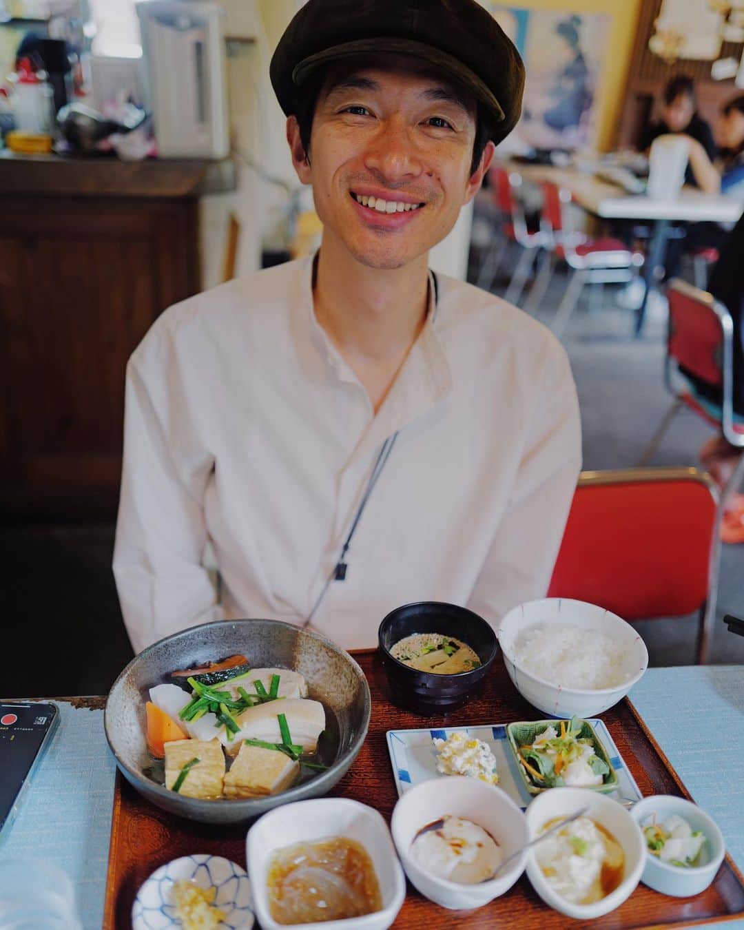 安井達郎のインスタグラム：「奄美の島とうふ屋高野さん。 プレートに乗った様々な豆腐料理。 ボリュームもあってとっても美味しかったです。 写真には載ってないけど、湯葉の春巻きが特にお気に入りでした👍」