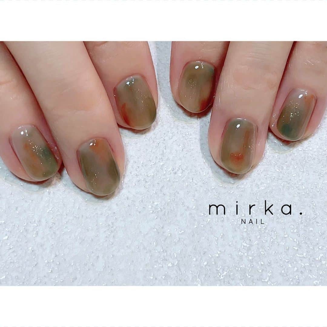 mirka. NAIL(ミルカネイル)のインスタグラム：「⁡ ⁡ ⁡ green 𓃺 ⁡ ⁡ ⁡ ⁡ …………………………………………………………… ⁡ ご予約、お問い合わせは LINE ID⇒ @mirka.nail (@含む)まで。 ⁡ ご新規様はハイライトの「ご案内」と「ご予約方法」を必ずお読みいただいてからご予約くださいますようお願いいたします。 空き状況や詳細はLINEの投稿からご確認ください。 ⁡ ⁡ ⁡ ⁡ #mirkanail#nails#nail#nailart#naildesign #ショートネイル#ネイルアート#ネイルデザイン#ネイル#大人ネイル#シンプルネイル#オフィスネイル#ニュアンスネイル#ナチュラルネイル#カジュアルネイル#ショートネイルデザイン#美甲#秋ネイル#秋ネイル2023 #プライベートサロン#プライベートネイルサロン#東京ネイルサロン#東京ネイル#江東区ネイルサロン#森下#清澄白河 ⁡」