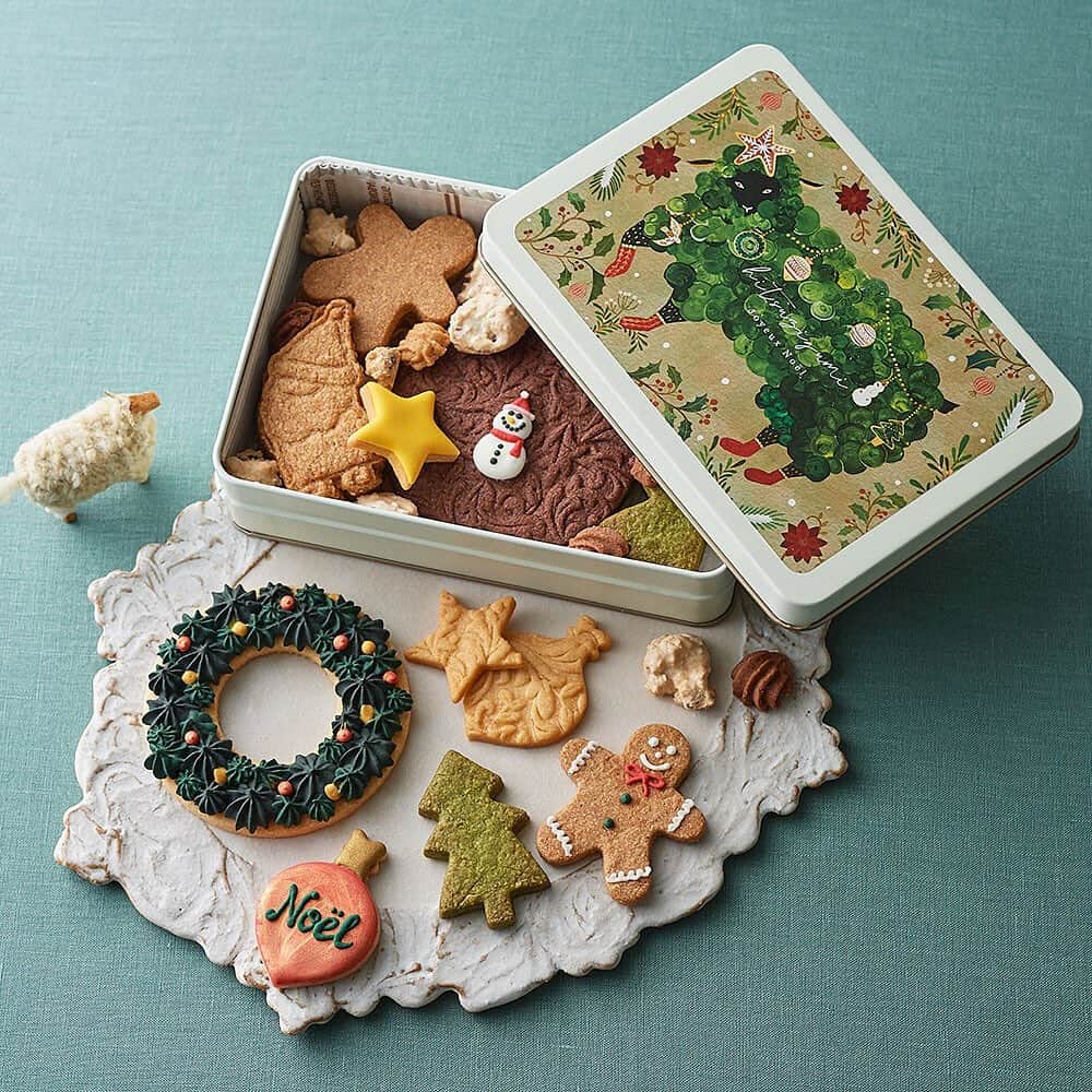 のインスタグラム：「【ラメ入りのアイシングで気分が上がる✨「ひつじ組」のクリスマスクッキー缶🎄🐏】 . 「ひつじ組」／ひつじ組のクッキー缶「Noel」9種 . ひつじ年生まれの女性パティシエが営む「ひつじ組」は、手間を惜しまず丁寧に作るお菓子で人気のパティスリーです👩‍🍳🐑 . 季節ごとに販売する限定のクッキー缶は、工夫を凝らしたかわいらしいモチーフを散りばめており、蓋を開けた瞬間にパッと笑顔がこぼれます😄🌈クリスマス限定のクッキー缶は、ラメを散りばめたゴージャスなアイシングがポイント⭐クリスマスギフトとしても喜ばれそうです🎅🎁 . 〔フレーバー〕 アイシングクッキー、全粒粉のクッキー、宇治抹茶のサブレ、ジンジャーマンクッキー、プレーンクッキー、サブレショコラ、サブレポッシュスペキュロス、サブレポッシュショコラ、ロッシェココ  . #婦人画報 #婦人画報のお取り寄せ #お取り寄せ #手土産 #ギフト #贈り物 #お祝い #ひつじ組 #ひつじ組のクッキー缶「Noel」#クッキー #おうち時間#お取り寄せスイーツ #スイーツのお取り寄せ #かわいいスイーツ #秋スイーツ#冬スイーツ #スイーツ好き #クリスマス」