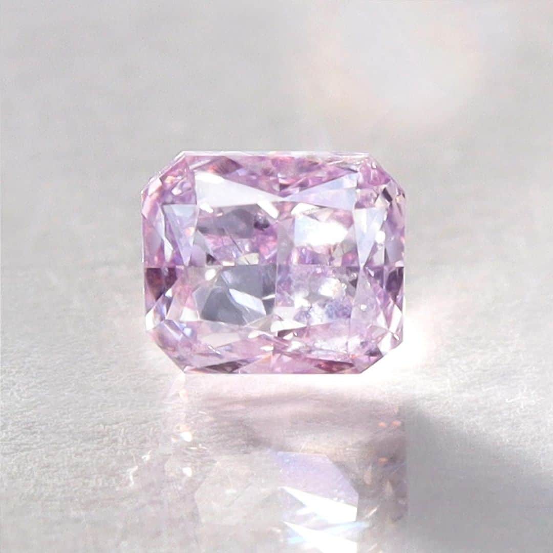 ビズーのインスタグラム：「【店舗限定スペシャルイベント THE COLORS】 11/10 Fri.- @銀座店/京都店/名古屋店  70石以上ものカラーダイヤモンドが集まるイベント「THE COLORS」は、カラーダイヤモンド・ラバーのあなたへ、ぜひお勧めしたいイベントです。またとないこの機会、どうぞお見逃しなく。  "Purple Diamond" Carat：0.135ct Color :Fancy Pink Purple Grade：SI-2 Shape：Rectangular  "Orange Diamond" Carat：0.250ct Color：Fancy Deep Brownish Orange Grade：SI-1 Shape：Octagon  詳細はプロフィールハイライト『Event』より！ ___ #bizoux #colorstone #colorstonejewelry #semicustom  #colordiamonds  #colordiamond  #pinkdiamond  #bluediamond  #labogrowndiamond  #ビズー #カラーストーンジュエリー #セミオーダー #カラーダイヤ #カラーダイヤモンド #ピンクダイヤモンド #ブルーダイヤモンド #イエローダイヤモンド #ラボグロウンダイヤモンド」