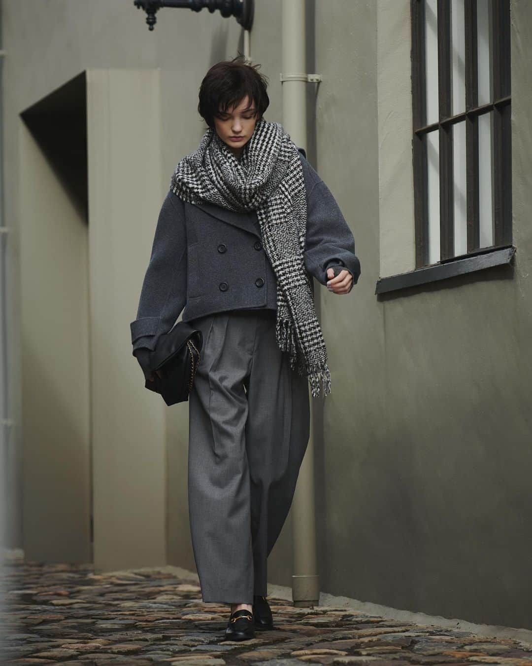 のインスタグラム：「- 23' OUTER COLLECTION  ショート丈リバーダブルコート 30,800yen  秋から冬にかけて活躍する、ウール混のリバー素材を使用したショート丈ダブルコート。 ショートの丈感は全体のバランスが取りやすく、目線が上にあがるのでスタイルアップ効果も。 なだらかに後ろテールにすることで、大人が着やすいデザインに。  Coat 30,800yen Knit tops 7,920yen Pants 12,100yen Stole 6,930yen Bag 16,940yen Shoes 14,960yen (all tax in)  #milaowen #winter #coat #fashion #basic」