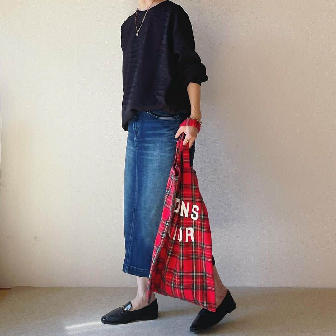 canariaのインスタグラム：「_  ベーシックカラーのさし色に チェックの布バッグ  tops #無印良品 skirt #canaria_style shoes #ヒラキ bag #oldmanstailor  necklace #zara  #アラフィフファッション #50代ファッション #大人カジュアル #canariacoordinates」