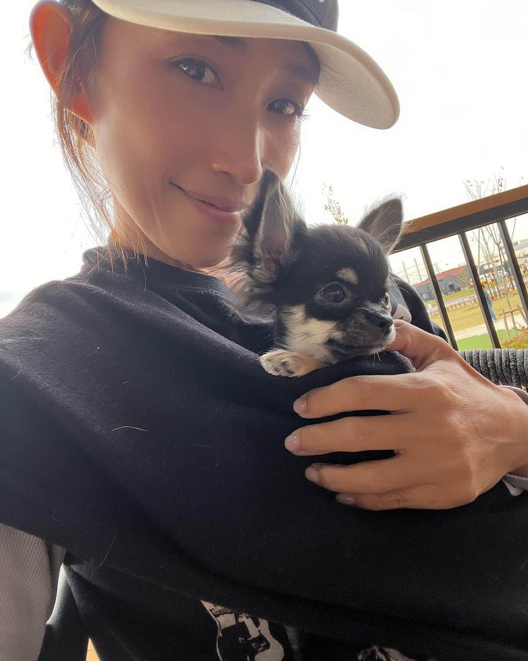 NANAさんのインスタグラム写真 - (NANAInstagram)「まめを友達に初会わせ☺️  ふねといそにも🐶🐶友達が想像以上に小さいっておもちゃみたいって🤣  散歩でオシッコしてくれて良かった☺️  こんな小さいのに凄い勢いでご飯もおやつも食べる😂徐々に量を増やして大きくなろうね☺️  避妊手術はまだまだ先だな💦  #lifestyle#新しい家族#極小チワワ#チワワブラッククリーム#小さ過ぎて#愛おしい#大きくなってね#ハーネスが猫用😂#チワワ多頭飼い #チワワのいる暮らし #dog#犬#🐶#犬のいる暮らし」11月9日 17時23分 - nana1977hs