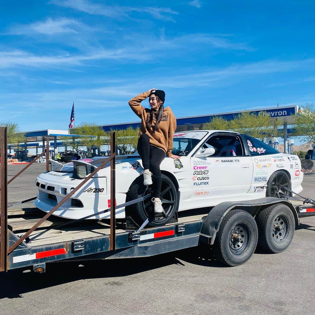 塚本奈々美のインスタグラム：「🇺🇸The Hoonigan event at the SEMA SHOW was so exciting for me! Thank you for all🙌✨  🇧🇷olha uma Brasileira correndo no grande evento dos Hoonigans! Foi super!! Muito obrigada por todos 👍  🇯🇵JDMの人気の高さを改めて感じたセマショーのドリフトパフォーマンスイベント！ この機会をいただいたことに心から感謝してます✨ ・ ・ ・ ・ ・ ・ #driftqueen #pilotabrasileira  #semashow」