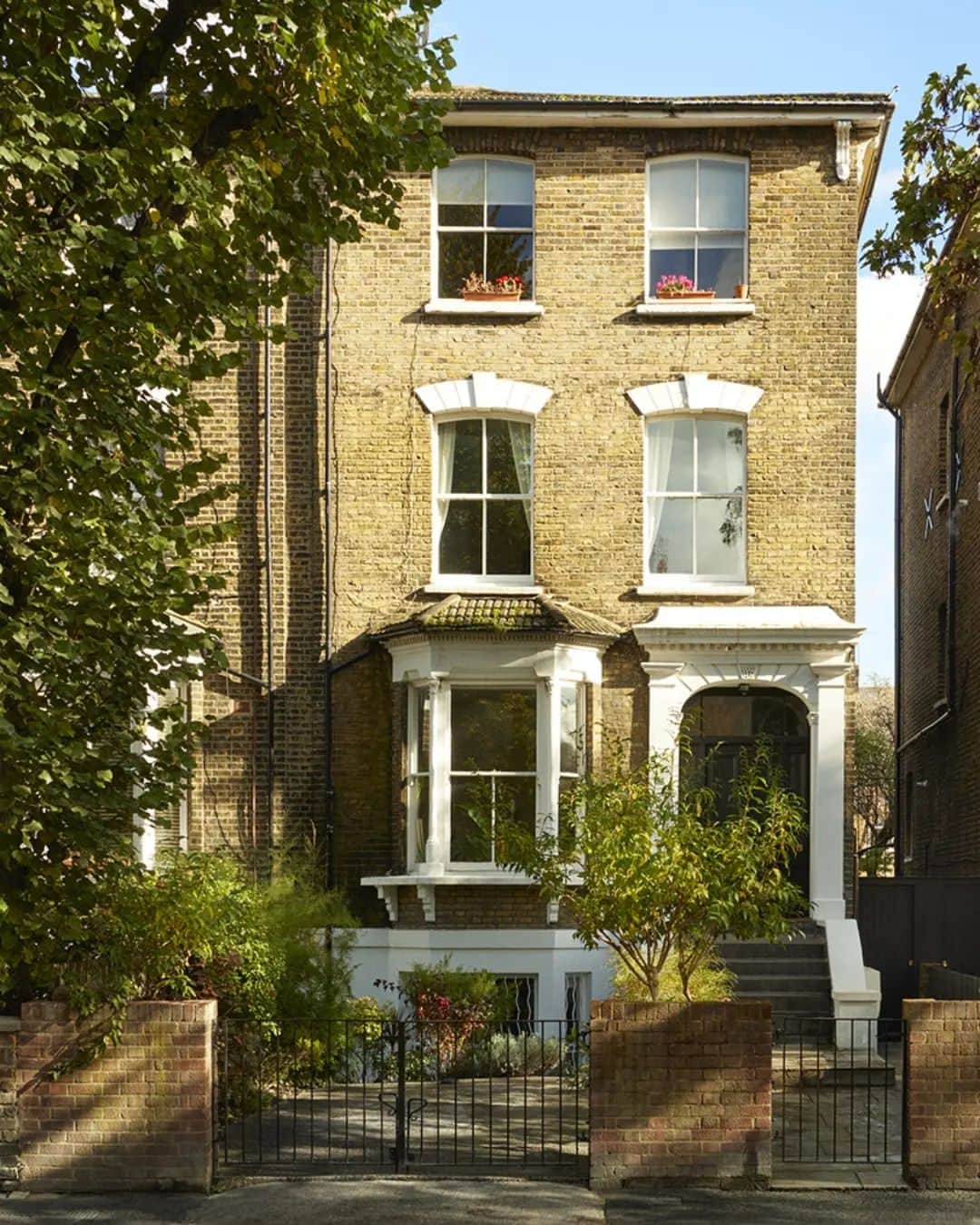 The Modern Houseさんのインスタグラム写真 - (The Modern HouseInstagram)「#forsale Attention to Detail: a carefully considered garden apartment in London Fields, bursting with natural light.  Follow the link in bio for the sales listing.  Navarino Road V, London E8」11月9日 17時26分 - themodernhouse