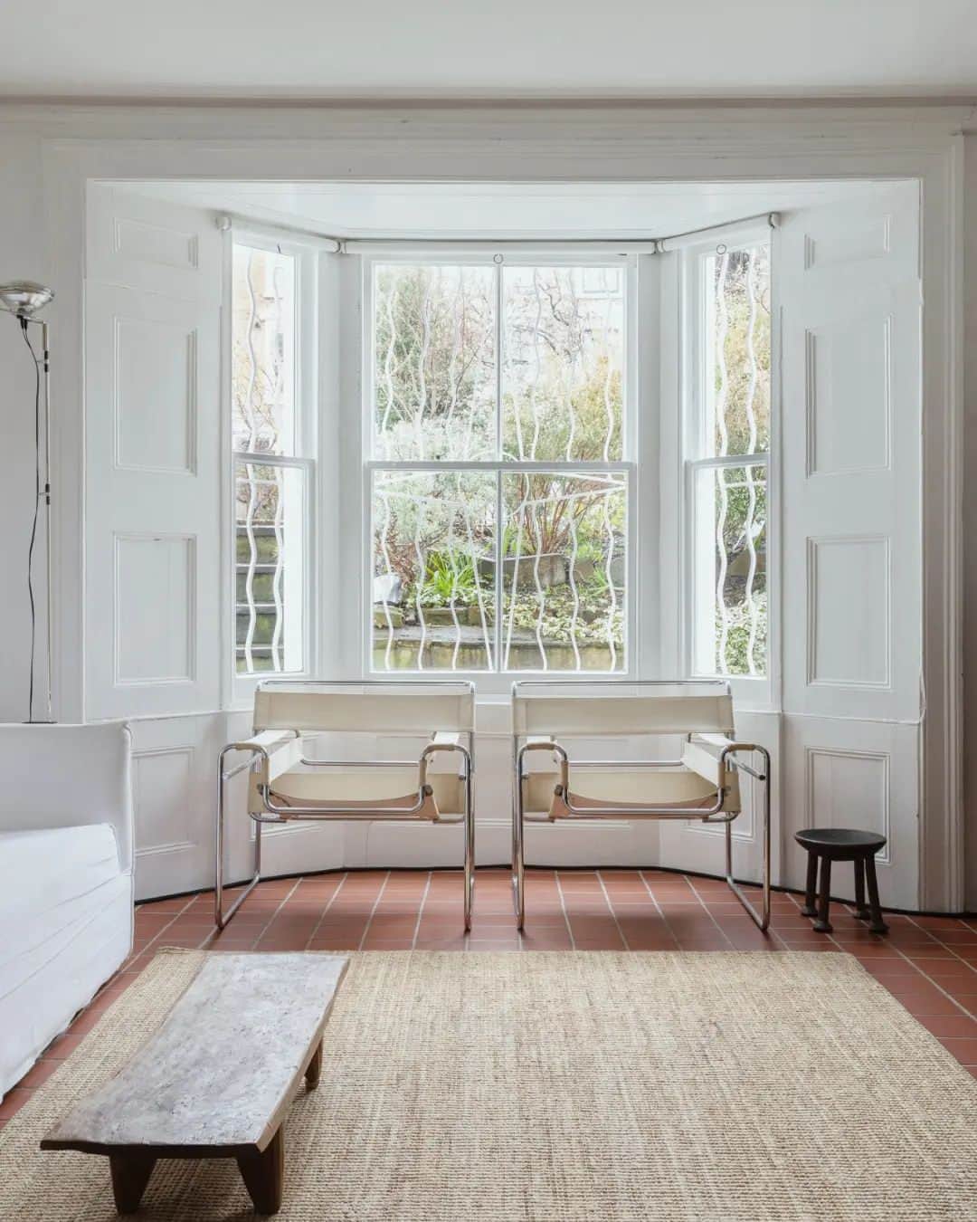 The Modern Houseのインスタグラム：「#forsale Attention to Detail: a carefully considered garden apartment in London Fields, bursting with natural light.  Follow the link in bio for the sales listing.  Navarino Road V, London E8」