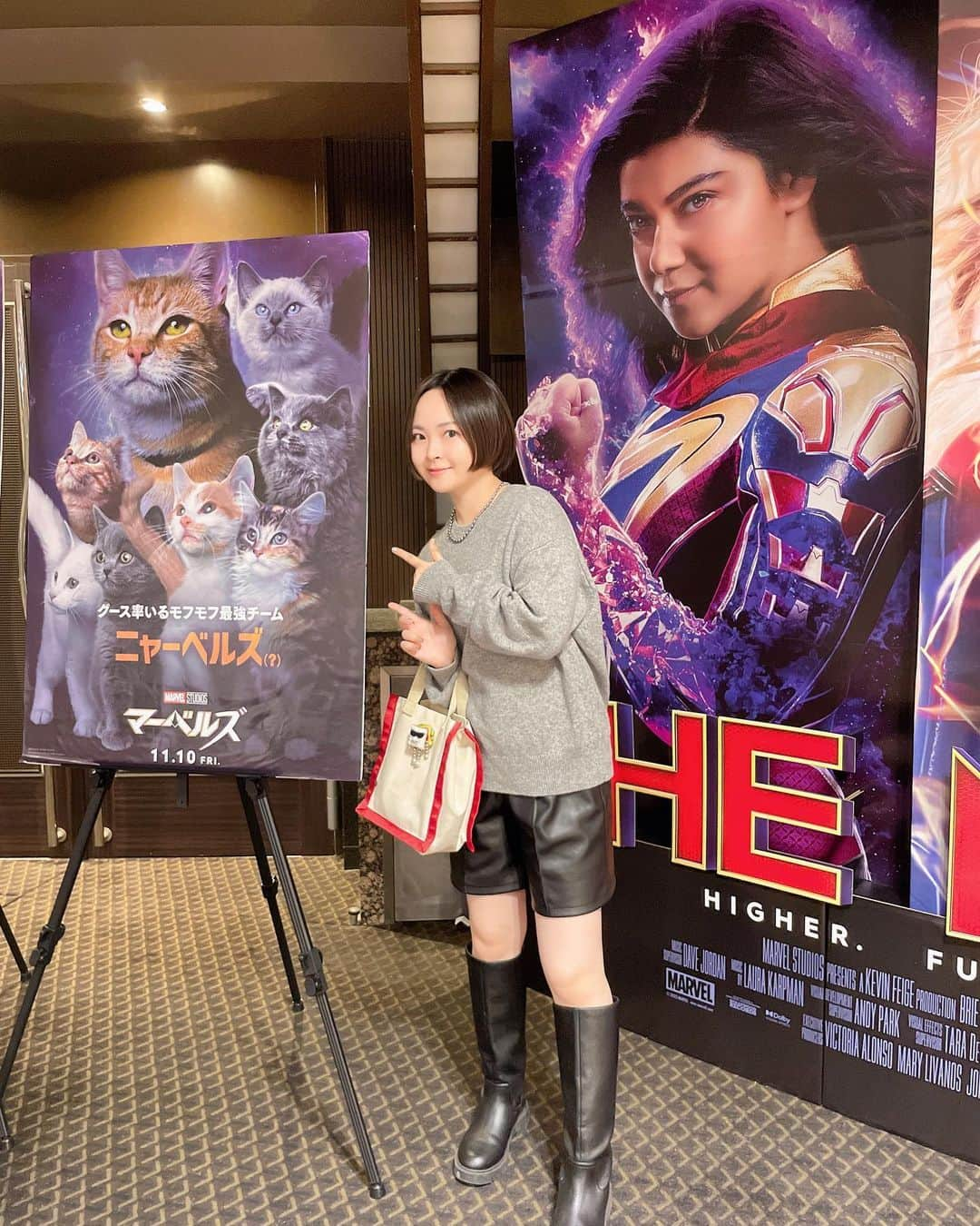 加藤るみのインスタグラム：「🎬ヒーロー。  『マーベルズ』試写。  ディズニーより試写会に招待して頂きました。  完璧だったキャプテンマーベルの人間臭さを知る。 更にキャプテンマーベルを好きになれる秀作でした。  そして、楽しみにしている人も多いであろう！！！  MCU初登板ソジュン様ですよ…。  みなが恋するパク・ソジュンはこの角度からのソジュンか〜〜い！！！という、 中々笑顔になれる感じの役どころです。  ファンの皆さま、  ぜひ高貴なSexyソジュンを拝みに行ったほうがいいです…。  『マーベルズ』ですが、  すぴさんがTwitterに書いていたように、MCU最高傑作ではないです！！(笑)  はい！！！わたしは！！正直なところ！！！  (というか、毎回毎回最高傑作を求めてしまいがち。うん、それはMCUがバンバン良いものを生み出しているから、それはそれは…！と、期待しすぎなわたしが悪かった、ごめん。それぞれの良さがあるからね。)  ですが、このちょうど良いラフさに加えてコンパクトであること。  (最近の大作の長さにうんざりしているところだったので、この尺にテンポ良く収めていることに拍手したい。)  新たなMCUの始まりを感じられるワクワク感。 楽しい映画であることには間違いないです！！！  本当に楽しかったし、笑った。  あ、ドラマ『ミズ・マーベル』は観たほうが、より楽しめるかも。 MCUの面白さとして様々な繋がりあるから、これはまた公開されたら語りたい部分です。  明後日、10日より全国公開です。  ぜひ、新たなMCUを！！！  劇場でご覧ください。  #映画 #マーベルズ #マーベル #MCU #ブリーラーソン  #パクソジュン　 #🎬 #🎞 #映画好きな人と繋がりたい #映画好き #映画紹介 #新作映画 #映画好きと繋がりたい #アメコミ #アメコミ映画 #映画鑑賞 #映画レビュー #映画部 #映画垢 #movie」