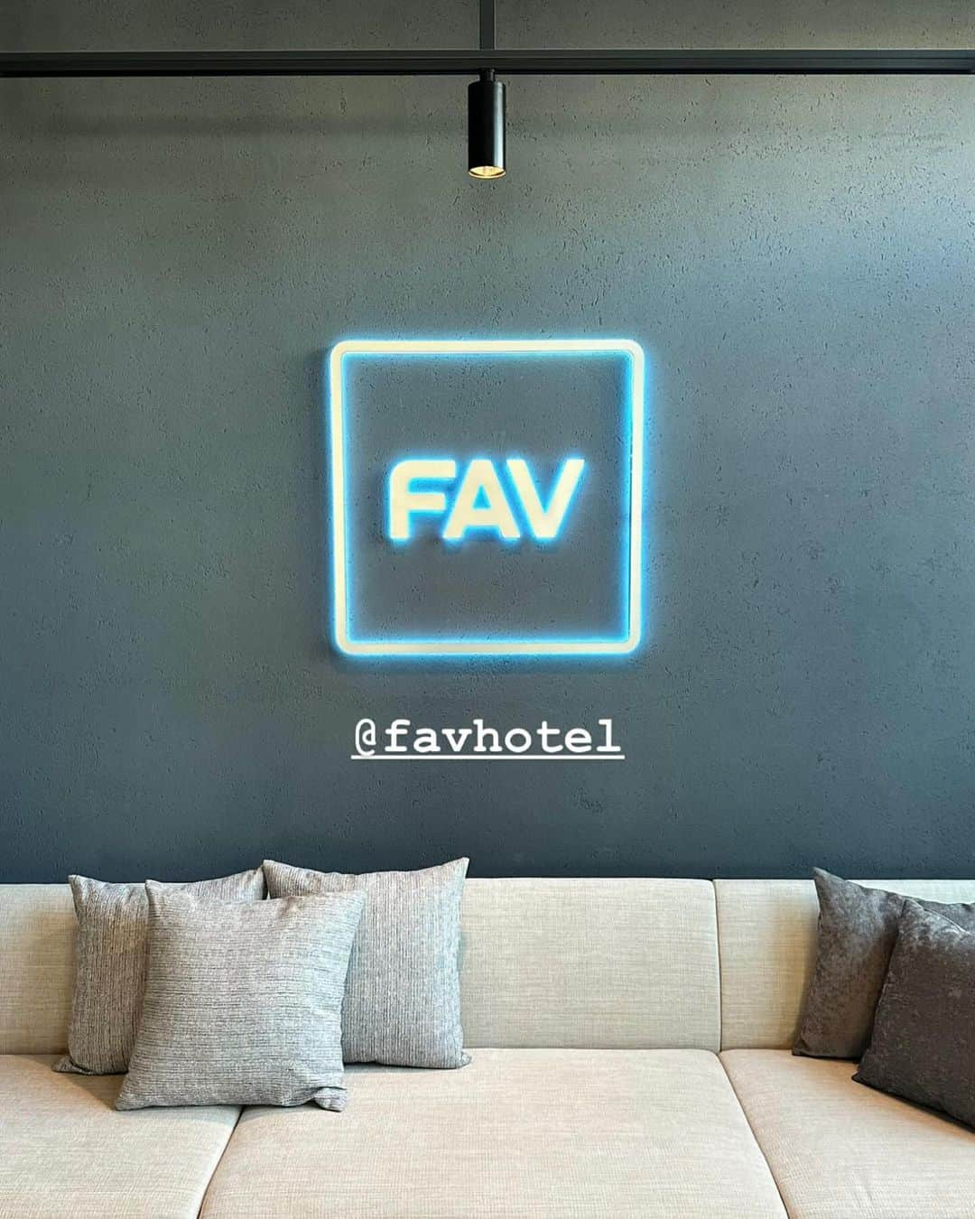 ききまるさんのインスタグラム写真 - (ききまるInstagram)「サ旅in 岐阜♡ . . 今回の宿はココ 【 @favhotel 】 . 岐阜県の飛騨高山にあるここのホテルはなんと フィンランド式&モリス式のハイブリッドサウナが付いていて 貸切できちゃう🙉贅沢〜✨ . 六本木の高級会員制サウナ「the S b」と同等のスペックの めちゃラグジュアリーなサウナルームを 家族やカップルで貸切できるのはマジでヤバイ。 . サウナはもちろんロウリュウできるし、 外気浴もできて 深めの水風呂、 数人で入れるあったかいジャグジーもあって ウォーターサーバーに 水着もレンタルできるから手ぶらこれちゃう 完璧👌 . . なんてったってサウナの後に 部屋で爆睡できるのが魅力的。 . . サウナだけではなく、 ホテル自体もめちゃ綺麗でおしゃれだから 満足度高すぎたああああ . . お部屋の写真、朝食の写真、サウナの動画などなど また別の投稿で載せる予定です✌️ .  . .  そして最後に、、、 「TAKAYAMA EAST開業記念」として fav hotelフォロワー向け宿泊無料招待キャンペーンが 10/15-11/15まで開催中🤍 FAVアカウントフォローすると招待が当たるらしい✨ 詳しくは最新の@favhotelの投稿をチェック✅ . .  . -—————————  ききまるの自己紹介  💠インスタ歴10年現在フォロワー45万人 💠猫と犬と東京のど真ん中で暮らす26歳 💠事務所無所属(フリーランス) 💠TikTok & Twitter & Therdsも ㊙️ファンサイト開設しました❤️‍🔥 ハイライトの『裏垢』からチェックしてね . フォロー、保存、コメント嬉しいです✨       (((( 　@kikigram_97 ))))   ——————————  . #PR . #飛騨高山　#飛騨高山旅行 #飛騨高山サウナ　#飛騨高山ホテル　#岐阜 #岐阜観光 #岐阜県インスタ部 #岐阜ホテル　#岐阜旅行　#飛騨高山旅行　#プチ旅行　#女子旅　#女子旅行　#国内旅行　#gifu  #favhotel #favlux #favhoteltakayama #favluxhidatakayama #favhotelhidatakayaeast #sauna #hotel #サウナ女子　#サウナ好きな人と繋がりたい #japantravel #japantrip」11月9日 17時27分 - kikigram_97