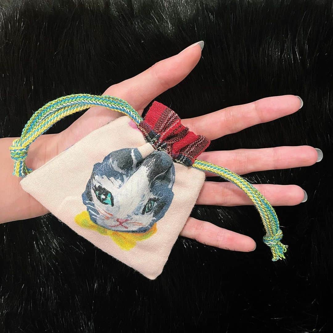 ぴよ。こぱ。さんのインスタグラム写真 - (ぴよ。こぱ。Instagram)「Gertie アクセサリー in 巾着袋 ミニミニサイズだよ。 薬とか入れてもいいよ。 ハギレや古着を使用。 裏地もあるよ。 こちらは、18日 @flagislandfes 鈴鹿に持って行きます。 #gertie #gertie新作 ※ツルツルナガナガのお手手は、こはちゃんだよ！ ※昨日心折れたけど、復活した。 ※まだまだ作るよ。の予定。」11月9日 17時27分 - uca.34