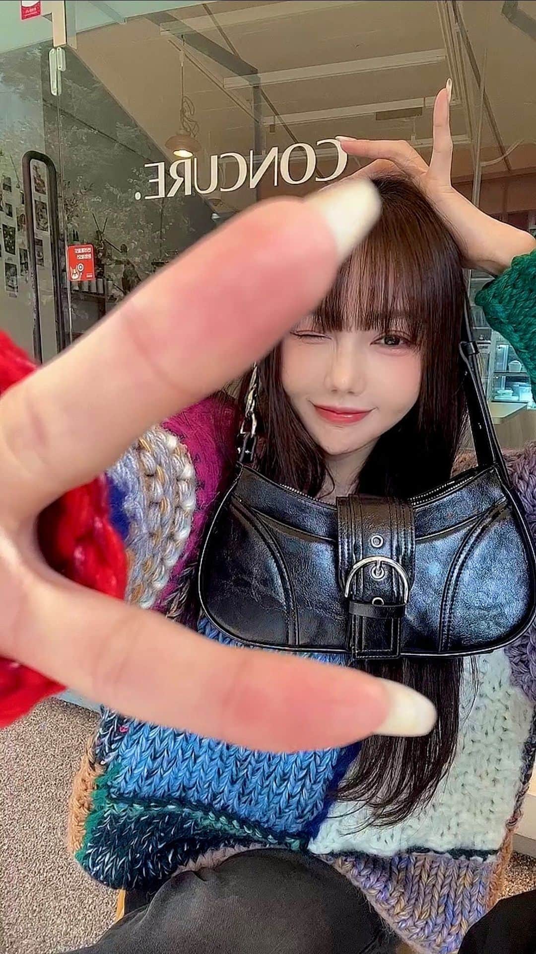 ソアのインスタグラム：「모앤백 수납력 궁금하죠?? 체인없이 들면 무려200g대~  거의 깃털가방🥳🤍」