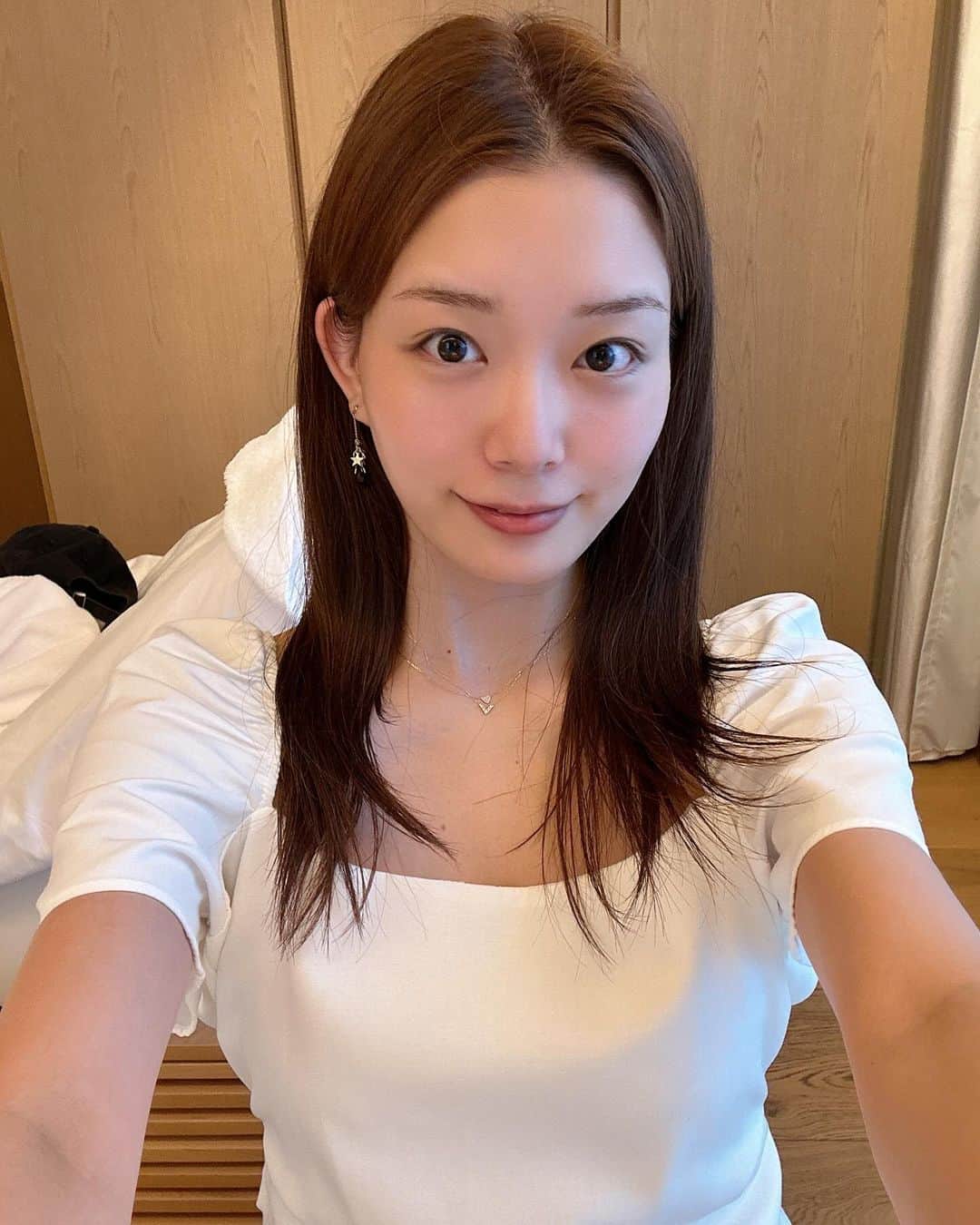 蜂谷晏海のインスタグラム：「スパに行った時の🫧 ビフォー撮ってなくてわかりにくいんだけど、めちゃくちゃ顔シュッとしました👌 普段は自分でストレッチしたり、サウナや半身浴で汗かいてむくみ対策してるけど、 首をしっかりほぐしてもらって自律神経整えてもらうと穏やかな気持ちがふえてハッピーに！ 心と体は繋がってるんだよね〜忘れがち😩👍 あとパックもしてもらってトーンアップ！ お家ケアもがんばろう！🫶 #美容#スキンケア」