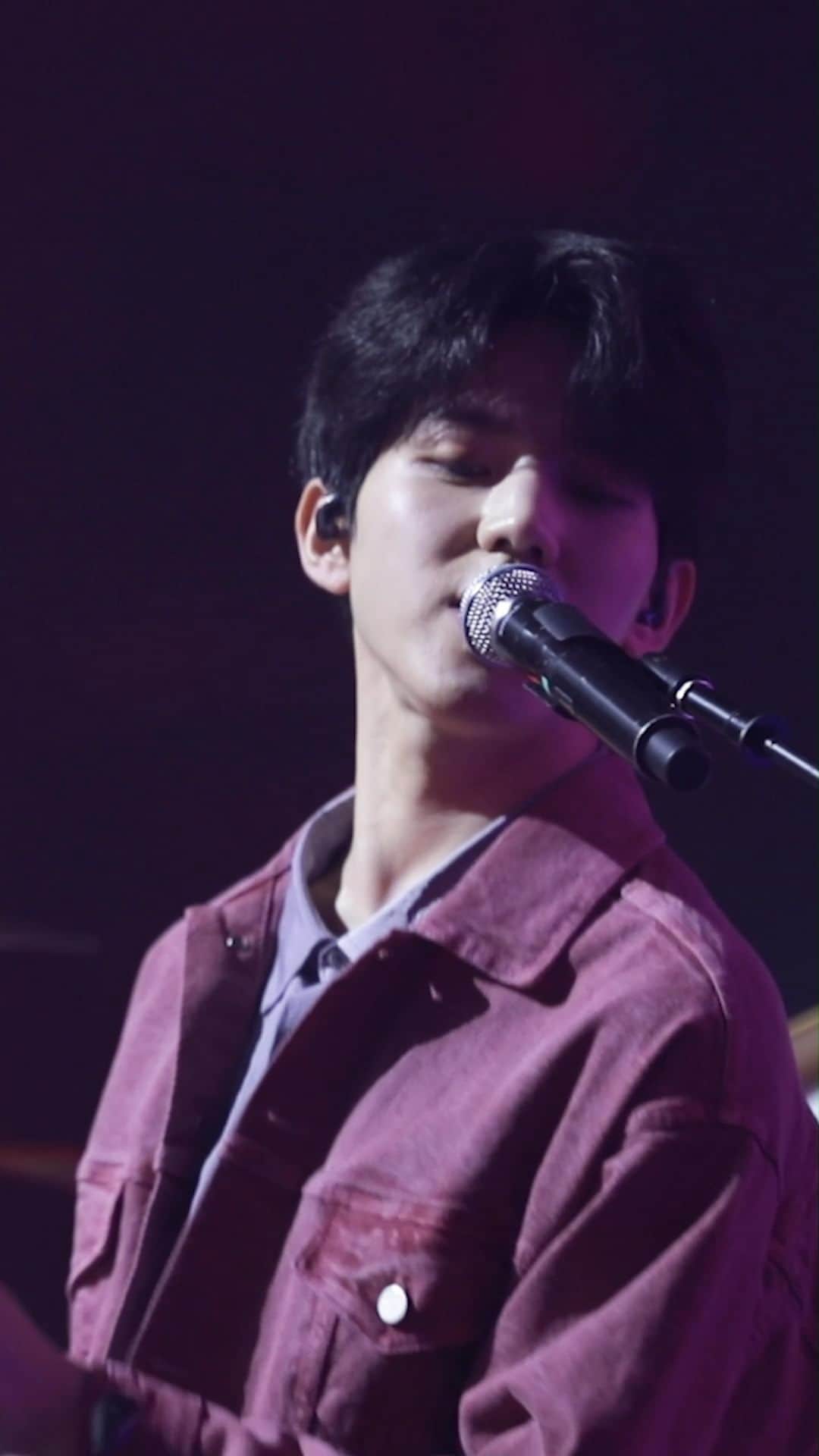 DAY6のインスタグラム：「[LIVE CAM] 도운 - Get Lucky & Blood @ 2019 2ND WORLD TOUR 'GRAVITY'  #DAY6 #데이식스 #도운 #DOWOON #GetLucky #Blood  @d.ddablue」